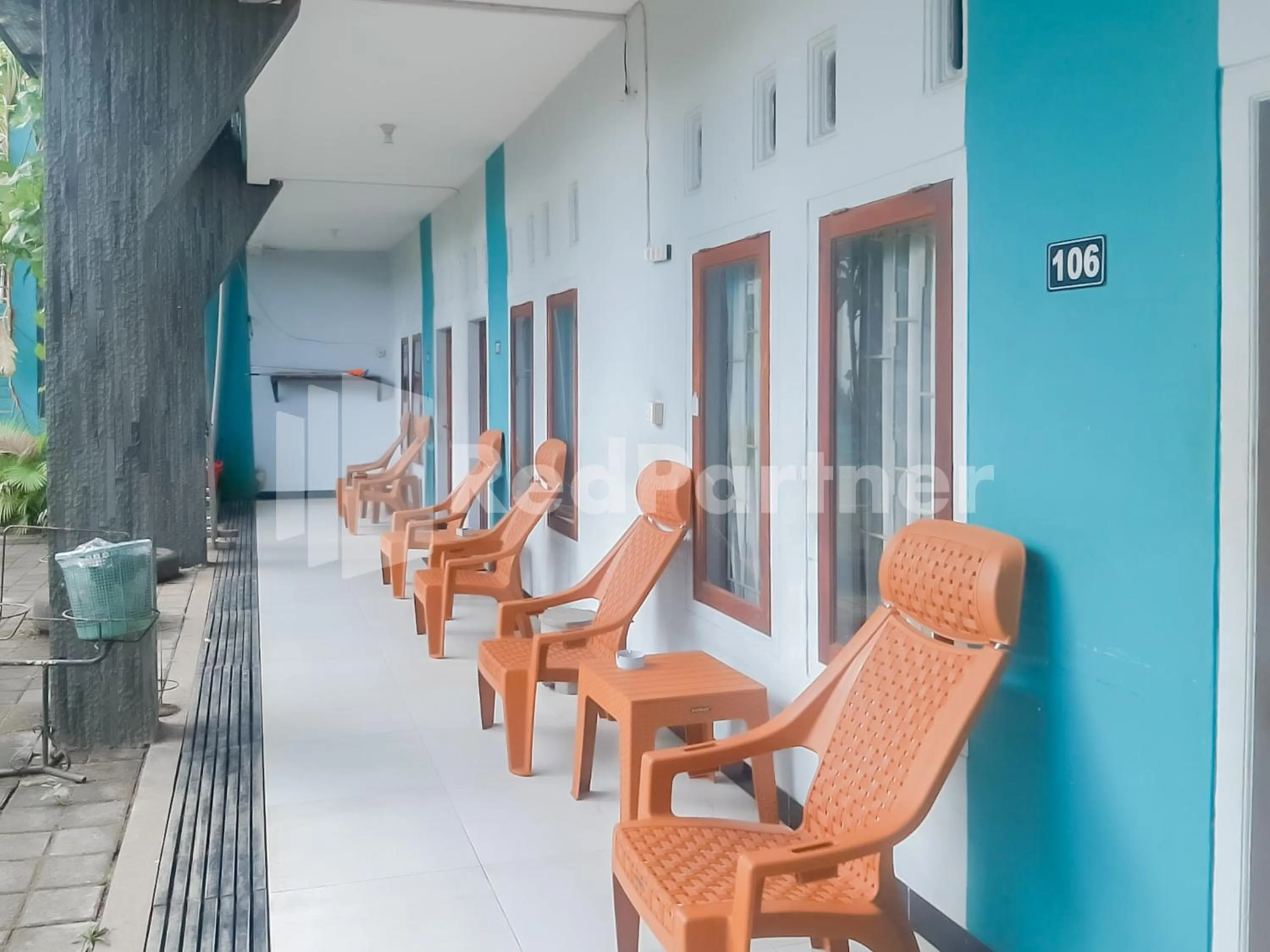 Seating area in Syariah Safar Guest House Mitra RedDoorz