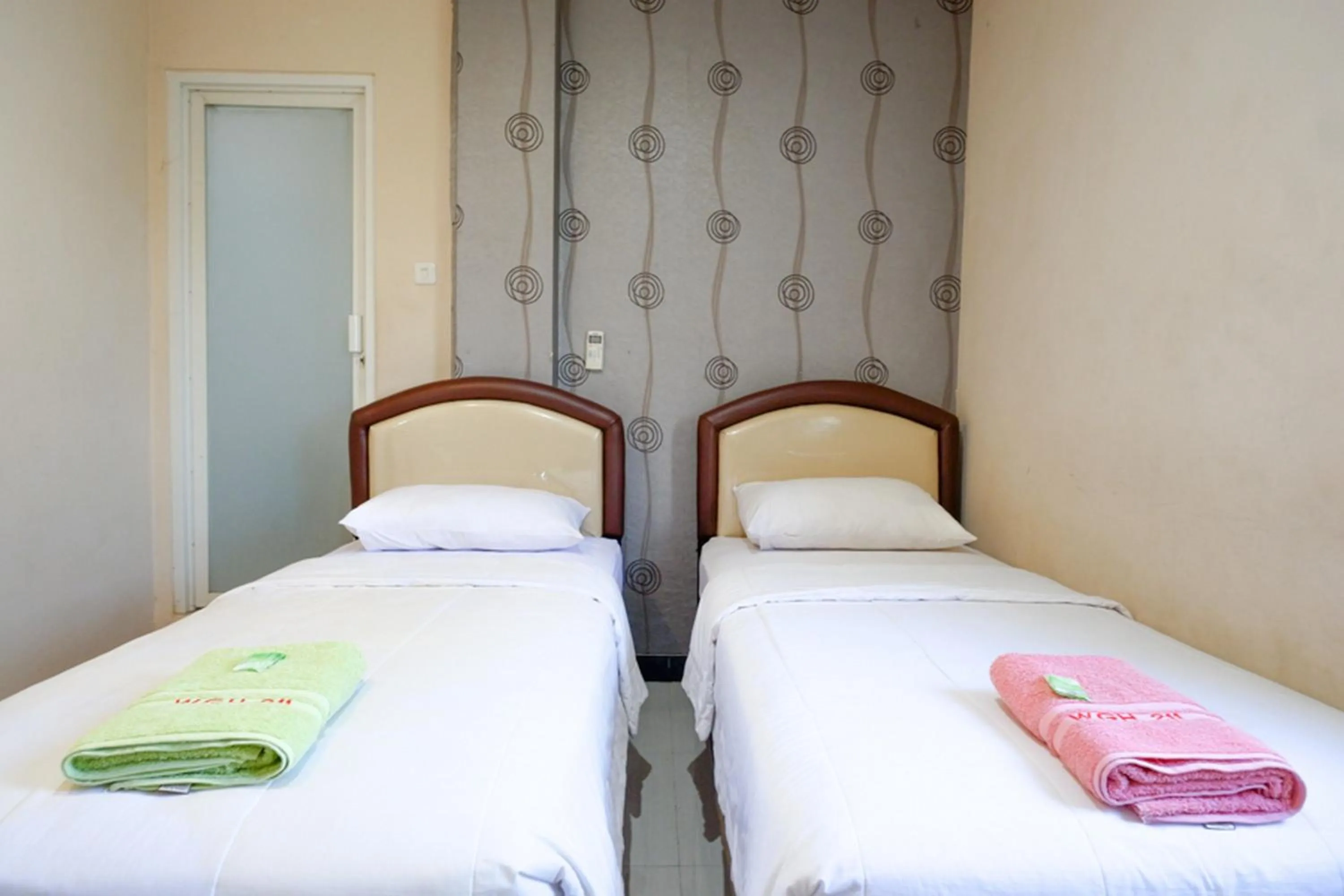 Bed in RedDoorz at Jalan Emmy Saelan Palu