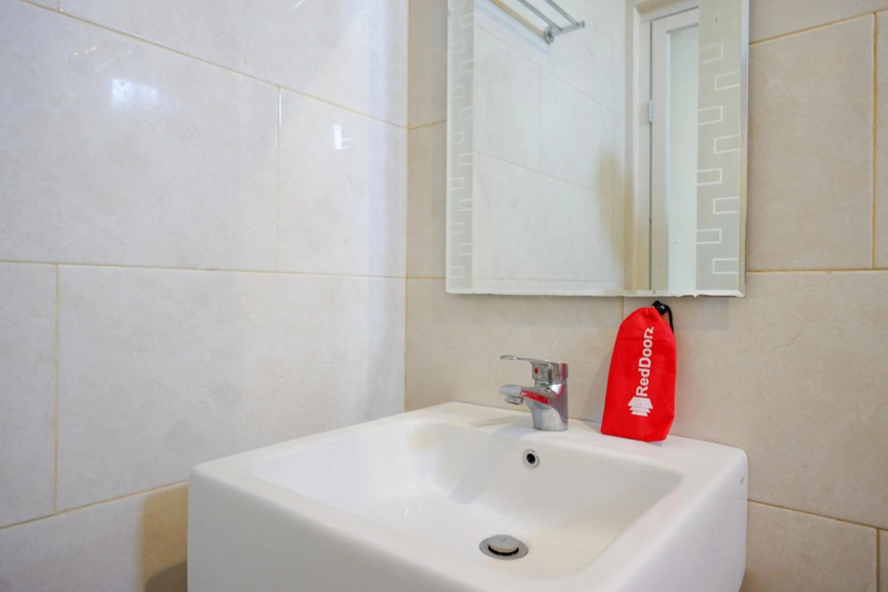 Bathroom in RedDoorz at Jalan Emmy Saelan Palu