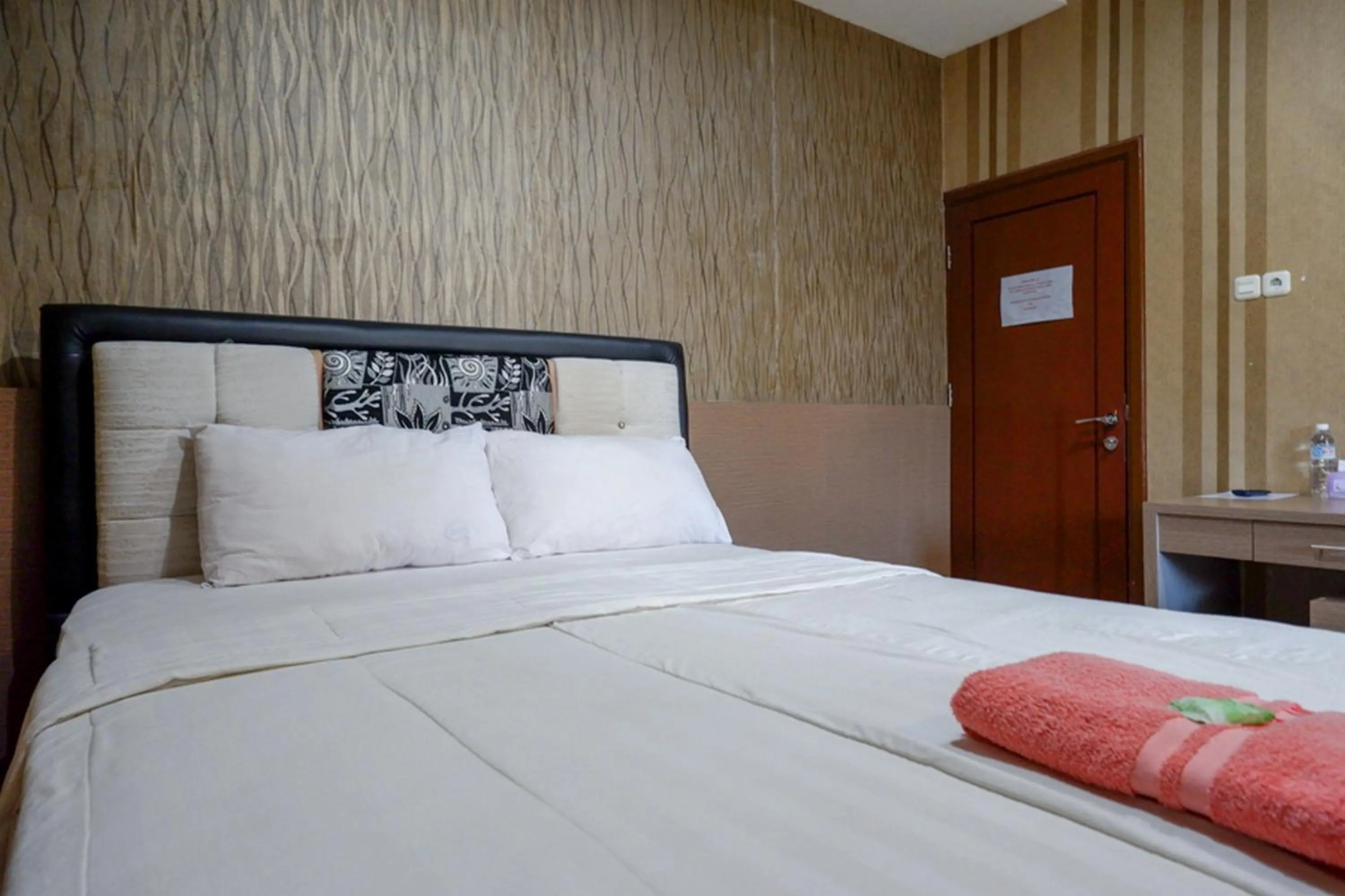 Bed in RedDoorz at Jalan Emmy Saelan Palu