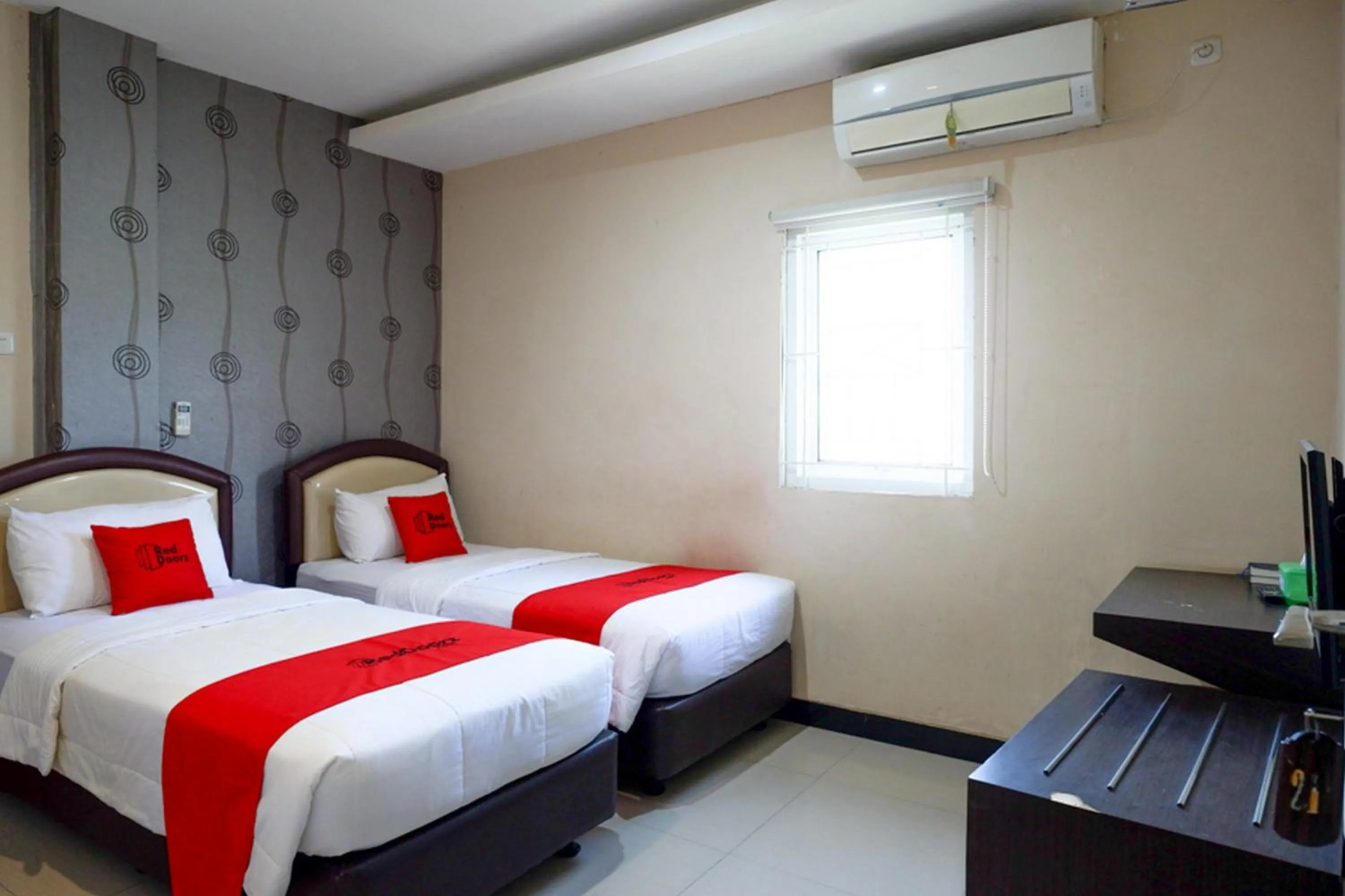 Bed in RedDoorz at Jalan Emmy Saelan Palu