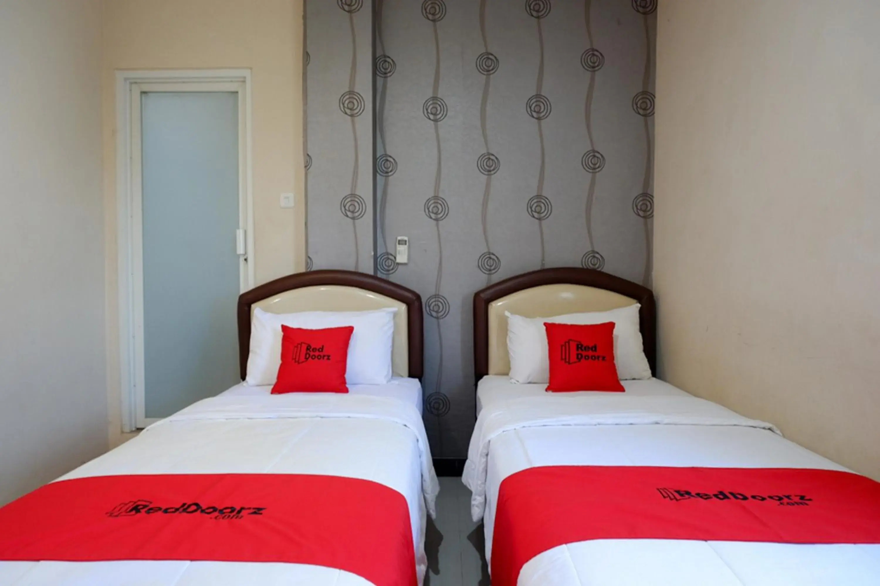 Standard Twin Room in RedDoorz at Jalan Emmy Saelan Palu Standard Twin Room in RedDoorz at Jalan Emmy Saelan Palu