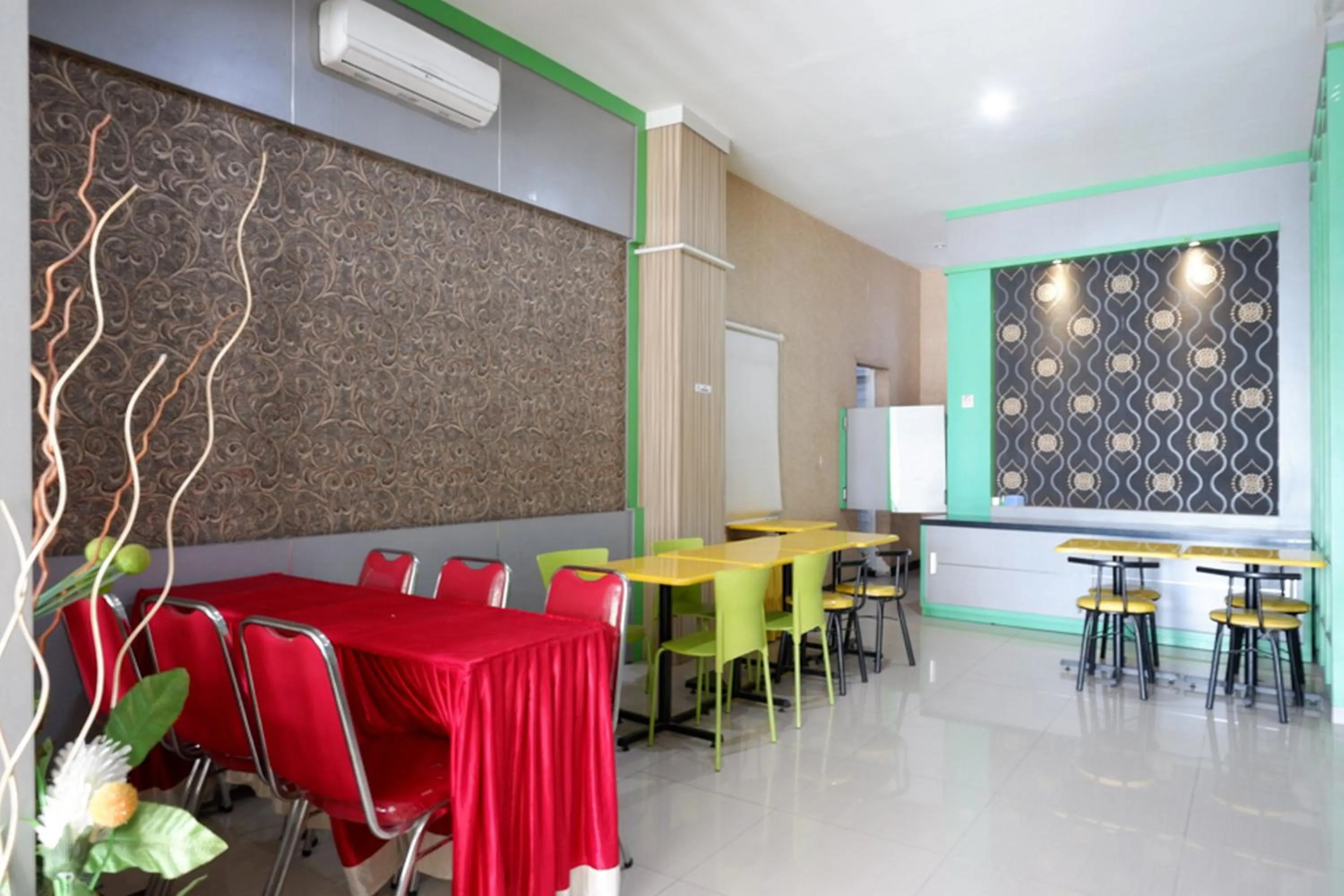 Restaurant/places to eat in RedDoorz at Jalan Emmy Saelan Palu