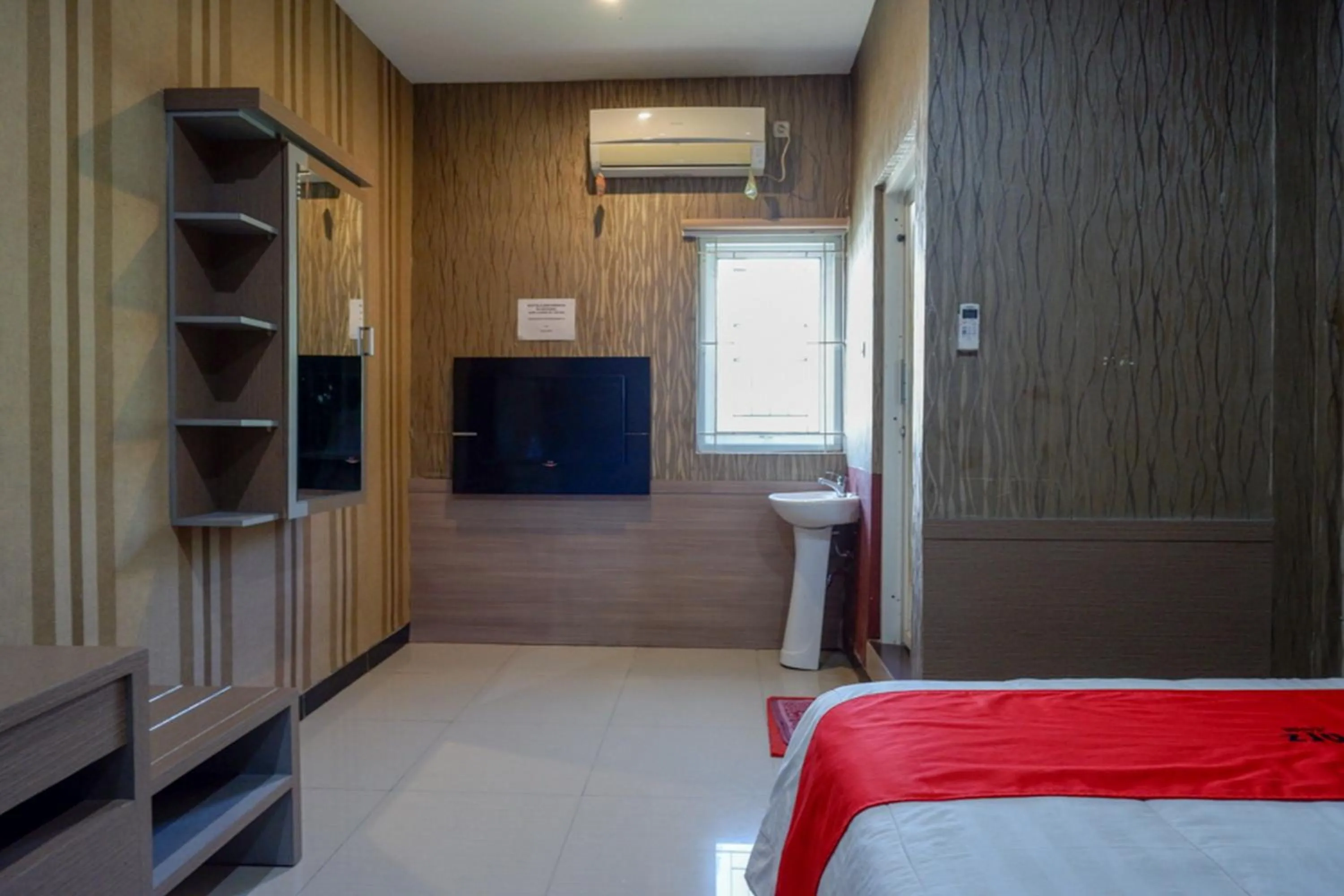 TV and multimedia, Bed in RedDoorz at Jalan Emmy Saelan Palu
