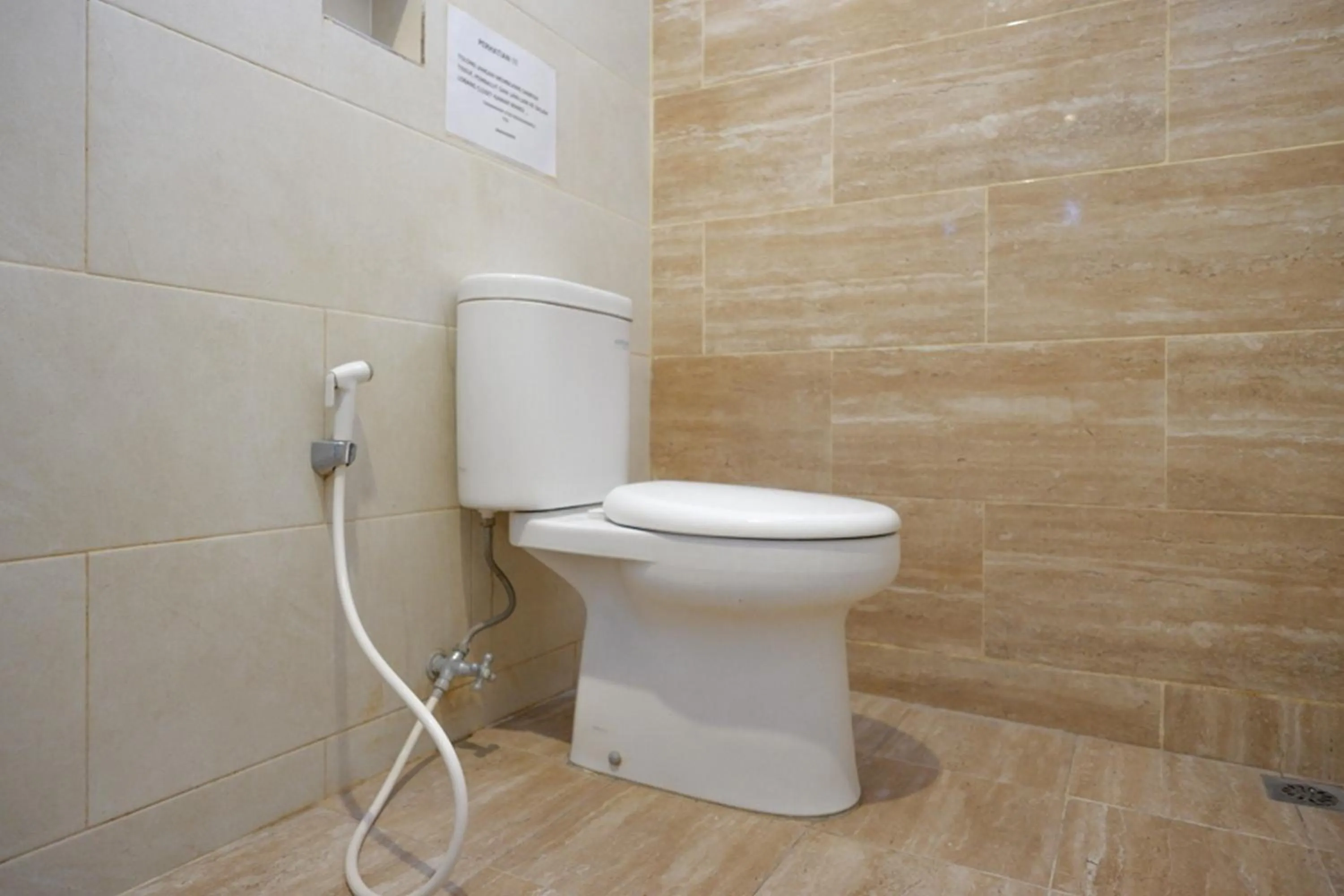 Bathroom in RedDoorz at Jalan Emmy Saelan Palu