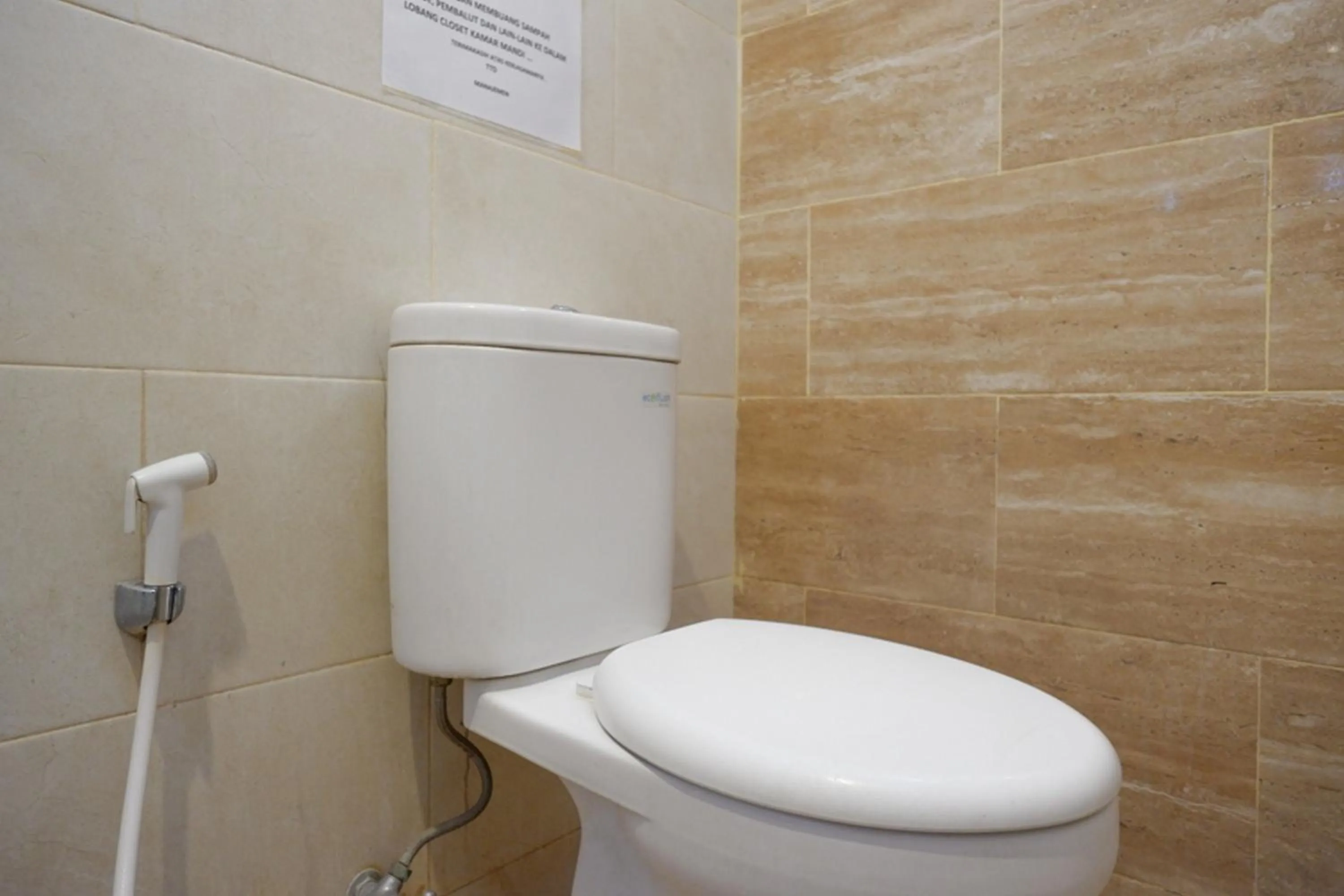 Bathroom in RedDoorz at Jalan Emmy Saelan Palu