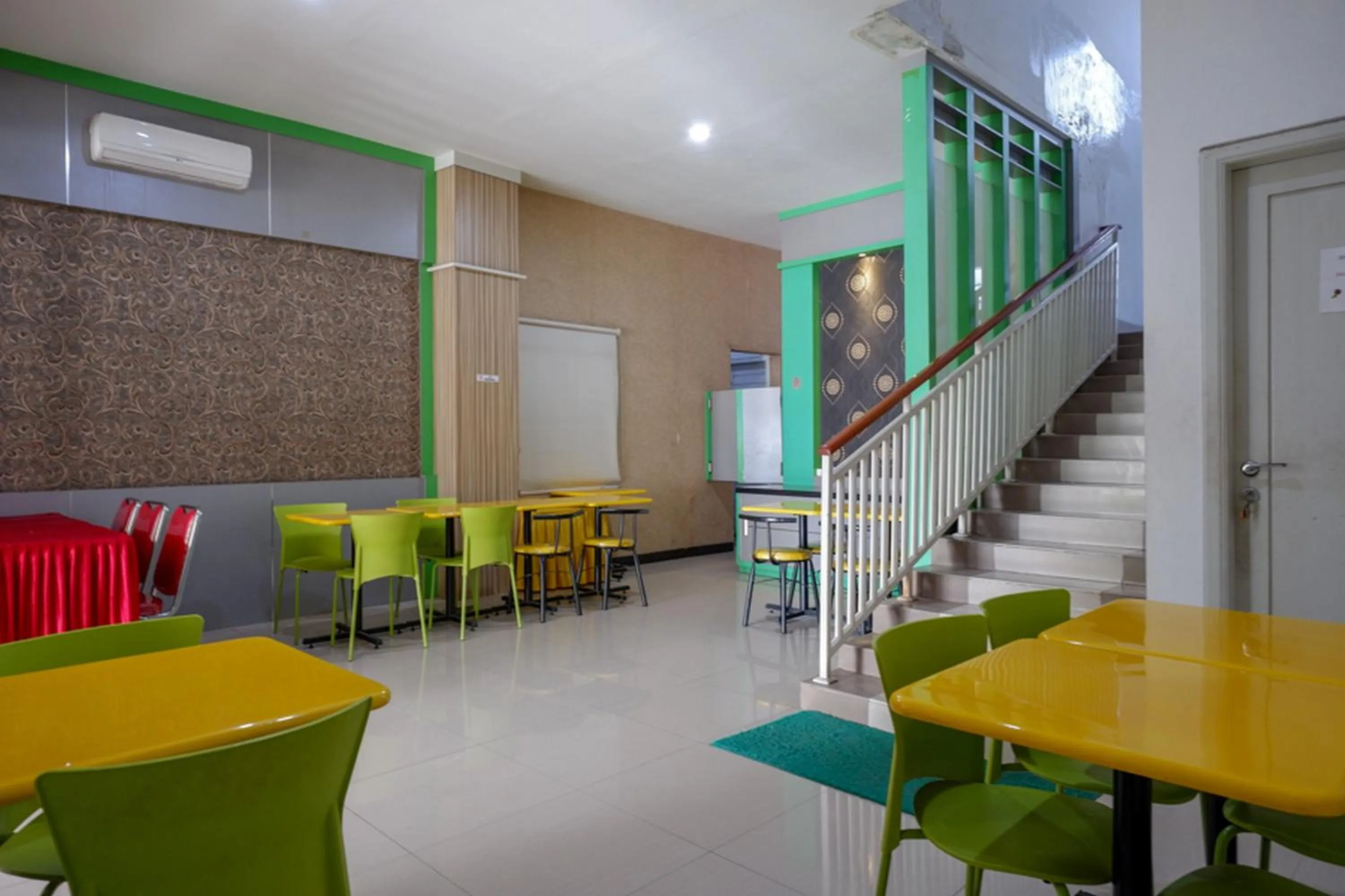 Restaurant/places to eat in RedDoorz at Jalan Emmy Saelan Palu