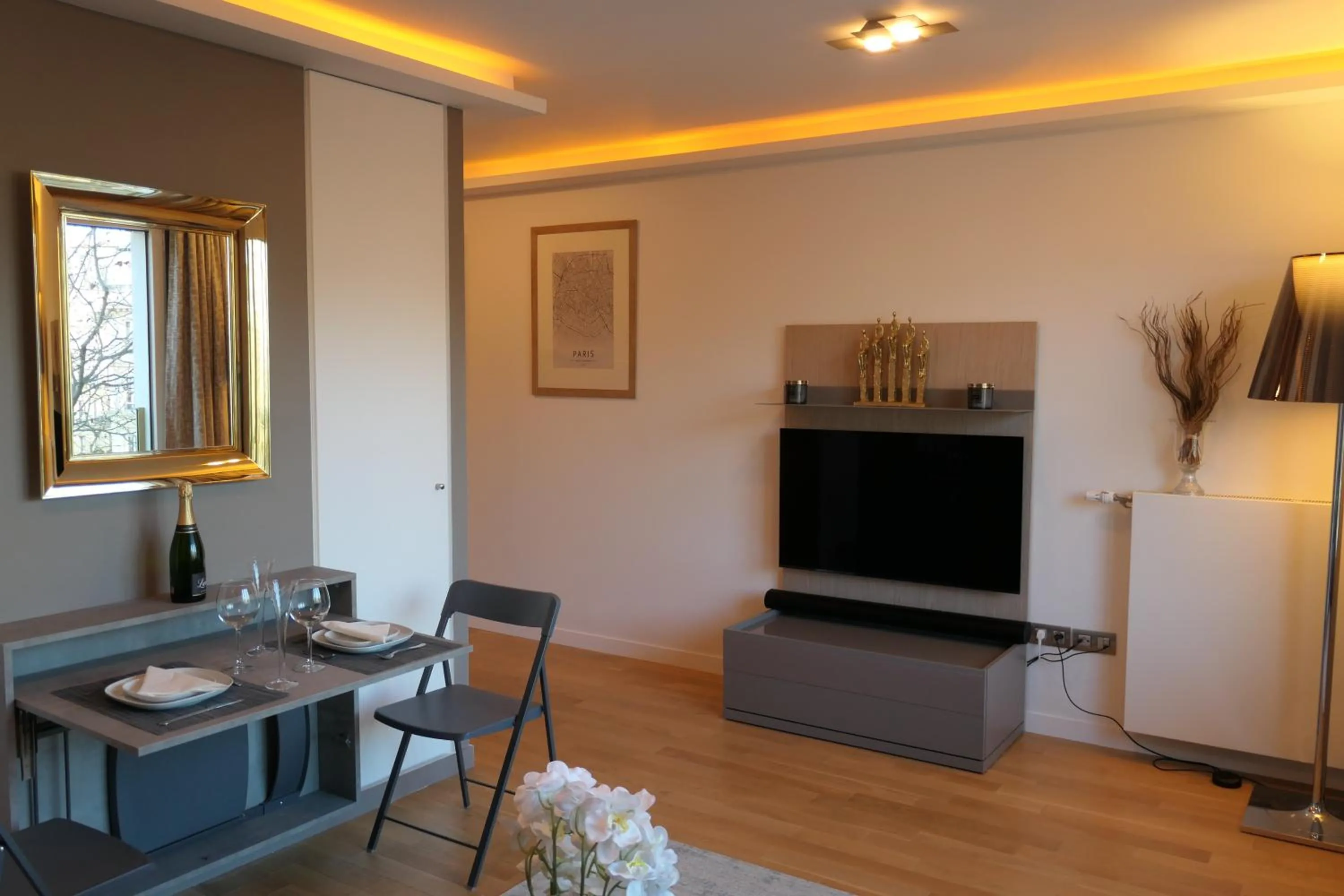 Communal lounge/ TV room in Luxury Studio Daumesnil Wifi & Netflix