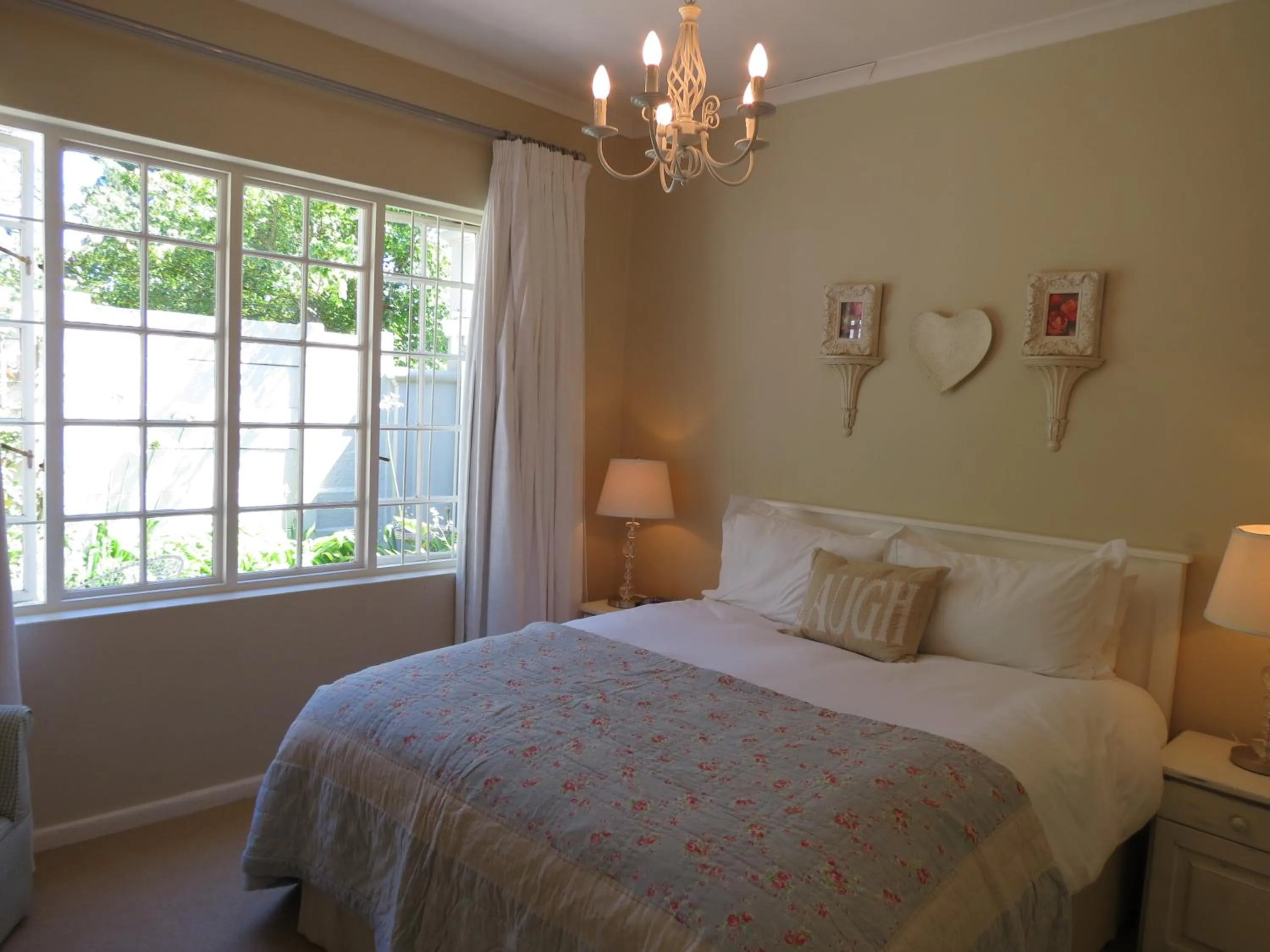 Bedroom, Bed in AppleBee Guest Cottages