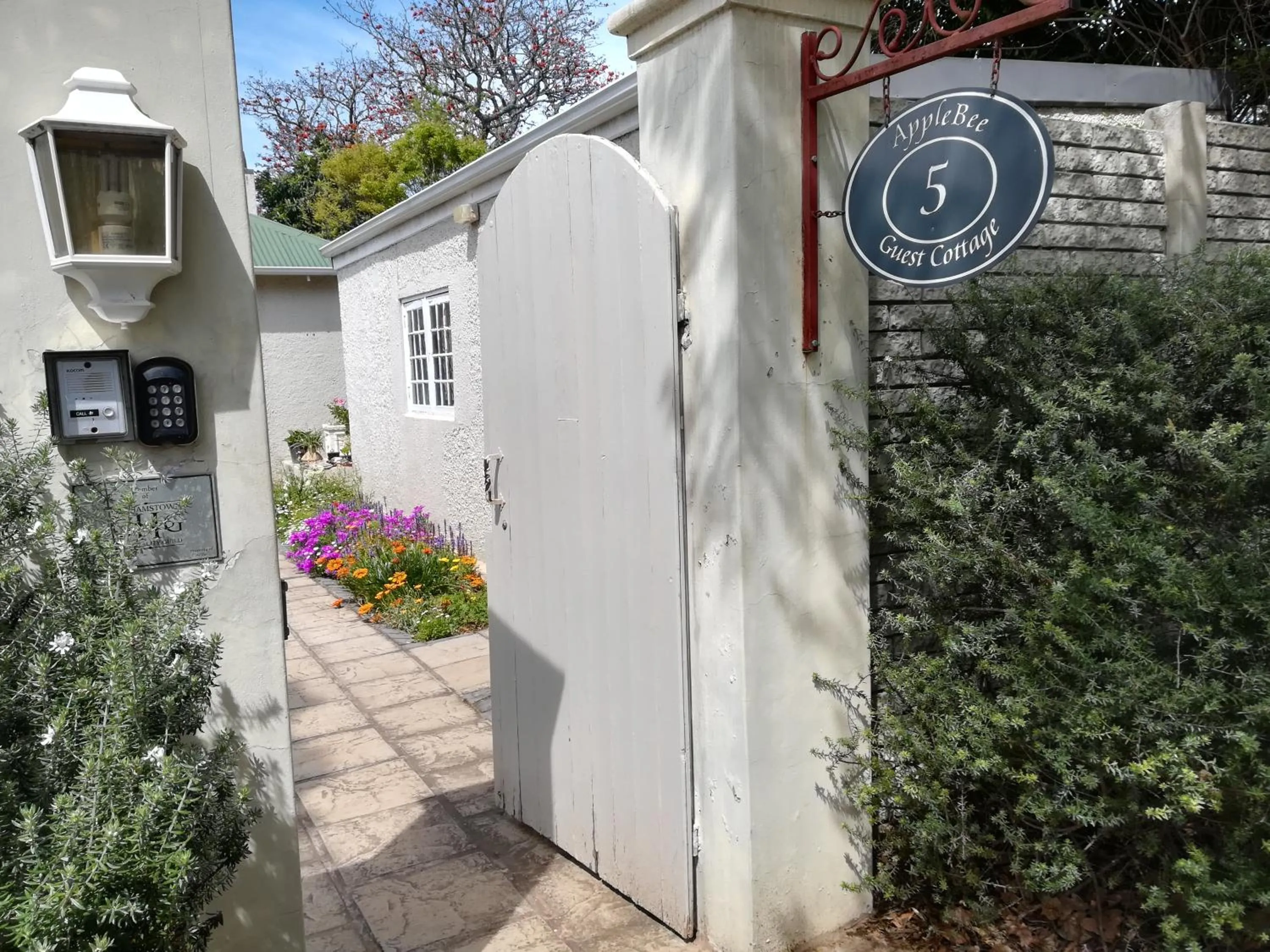 Facade/entrance in AppleBee Guest Cottages