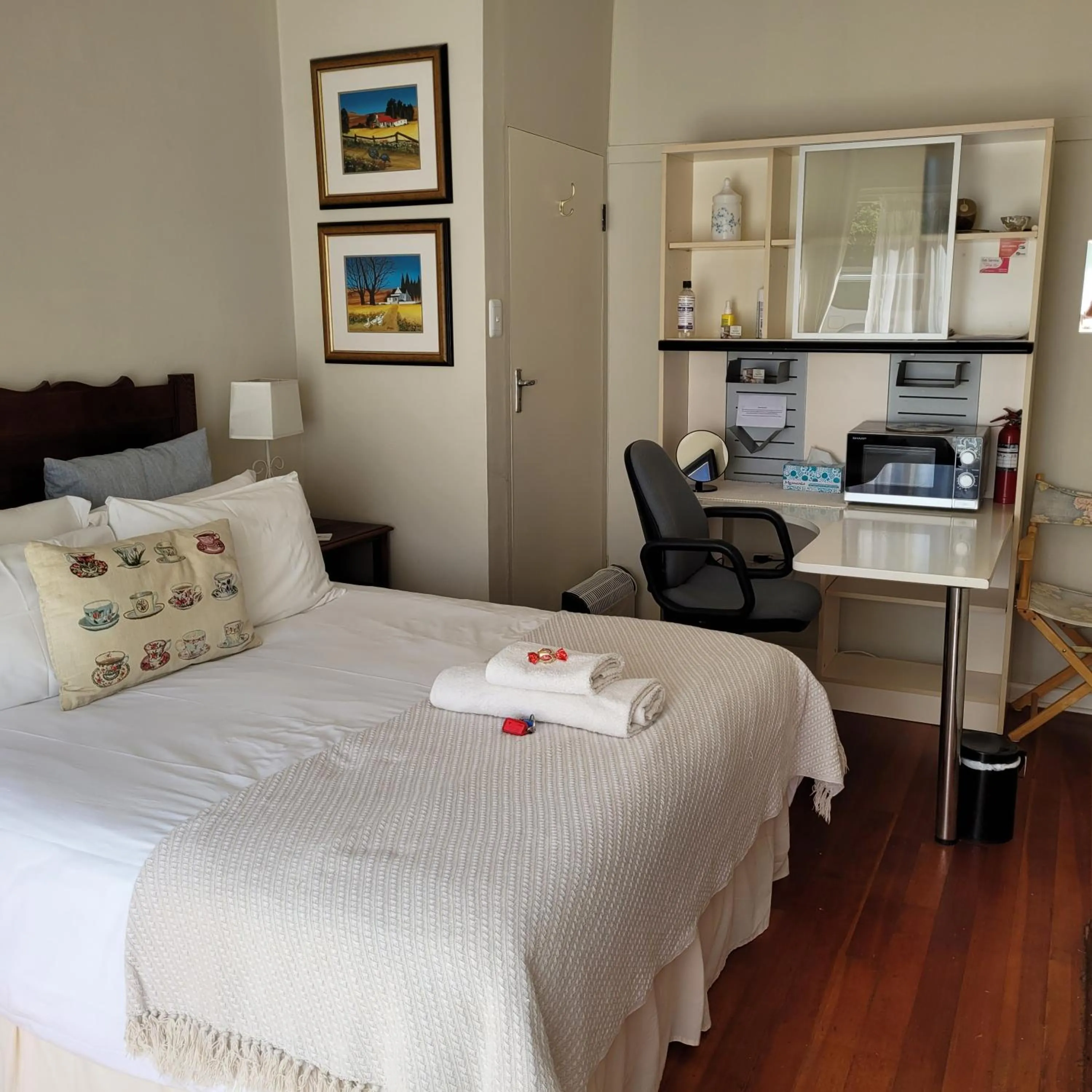 Bedroom, Bed in AppleBee Guest Cottages