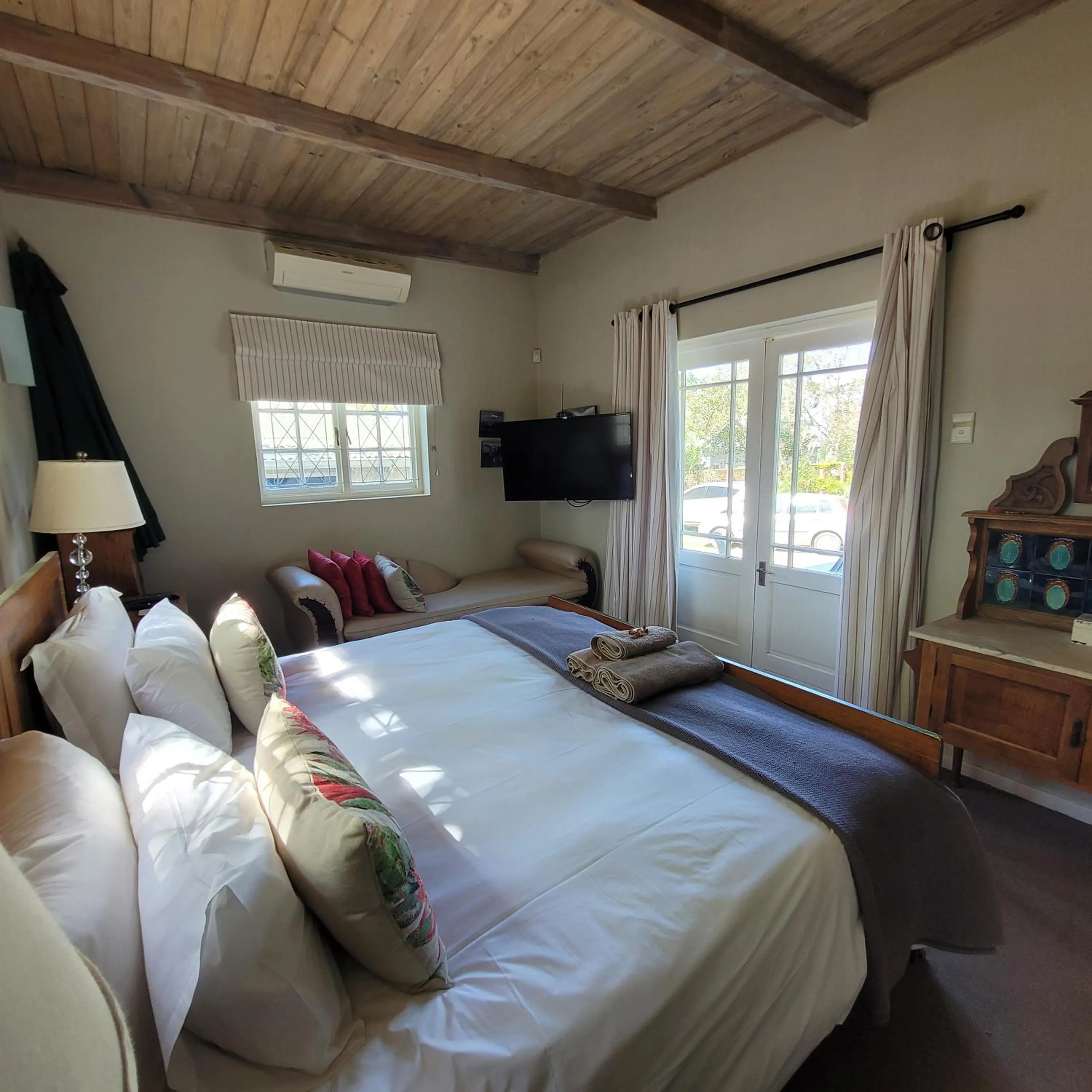 Bedroom, Bed in AppleBee Guest Cottages