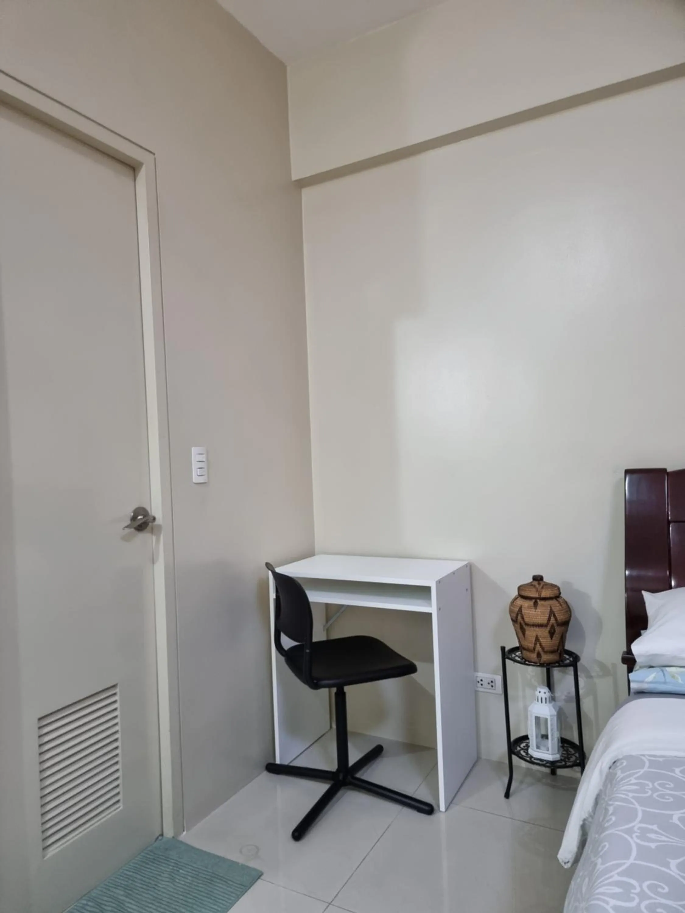 hair dresser, Bed in One Palm Tree Villas Condo Across NAIA Terminal 3