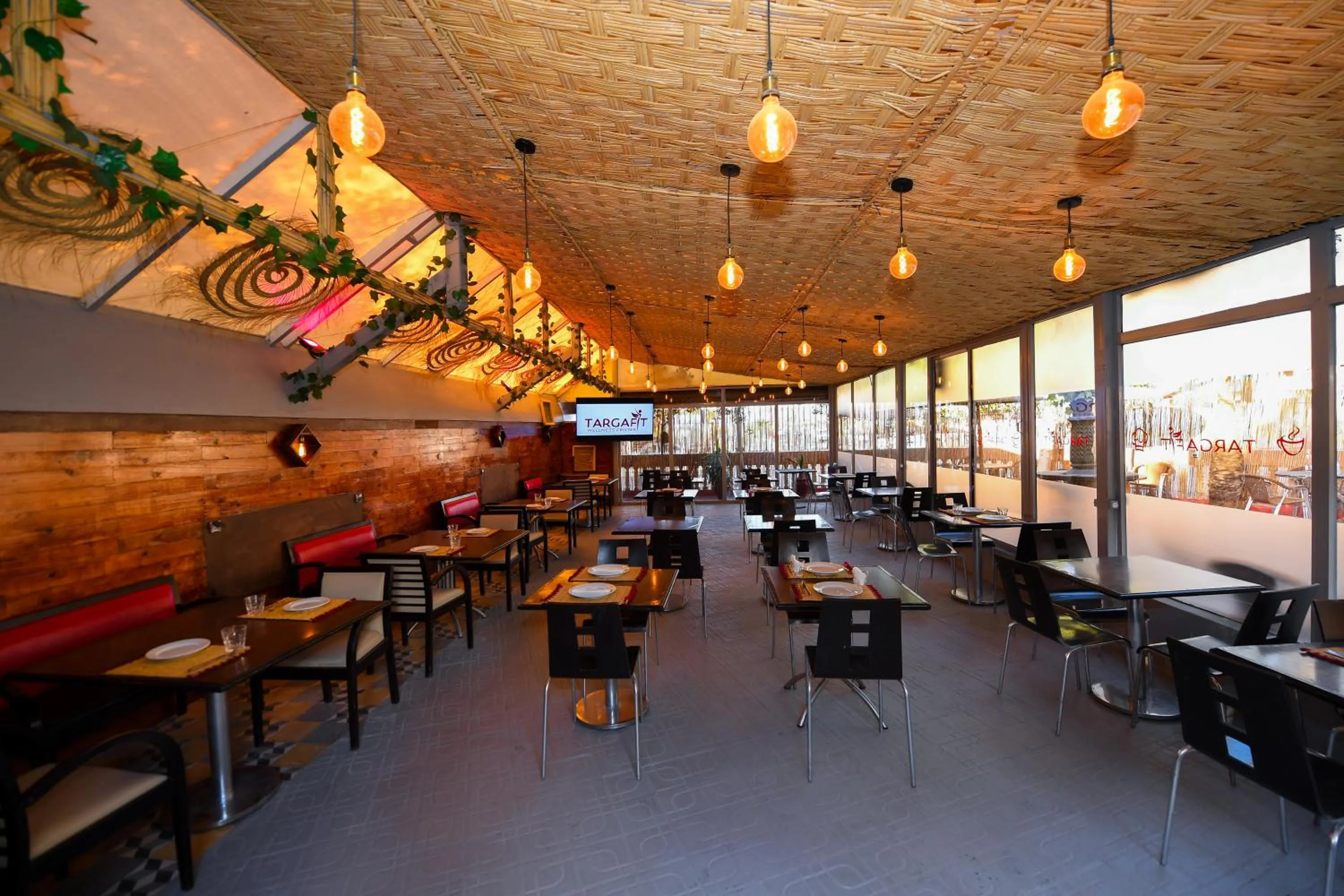 Restaurant/places to eat in Targafit Hotel & Hammam