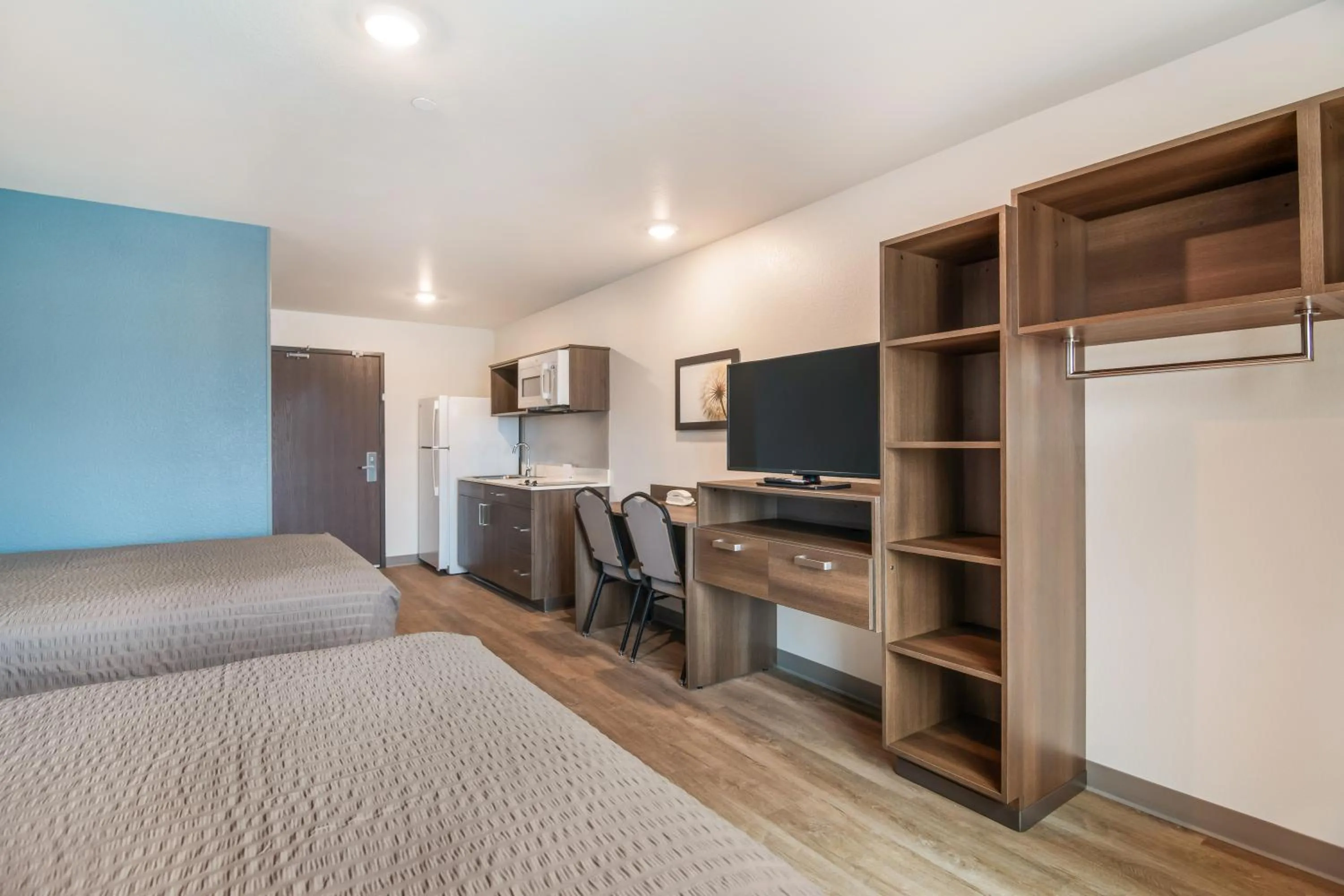 Photo of the whole room, Bed in WoodSpring Suites Colorado Springs North - Air Force Academy