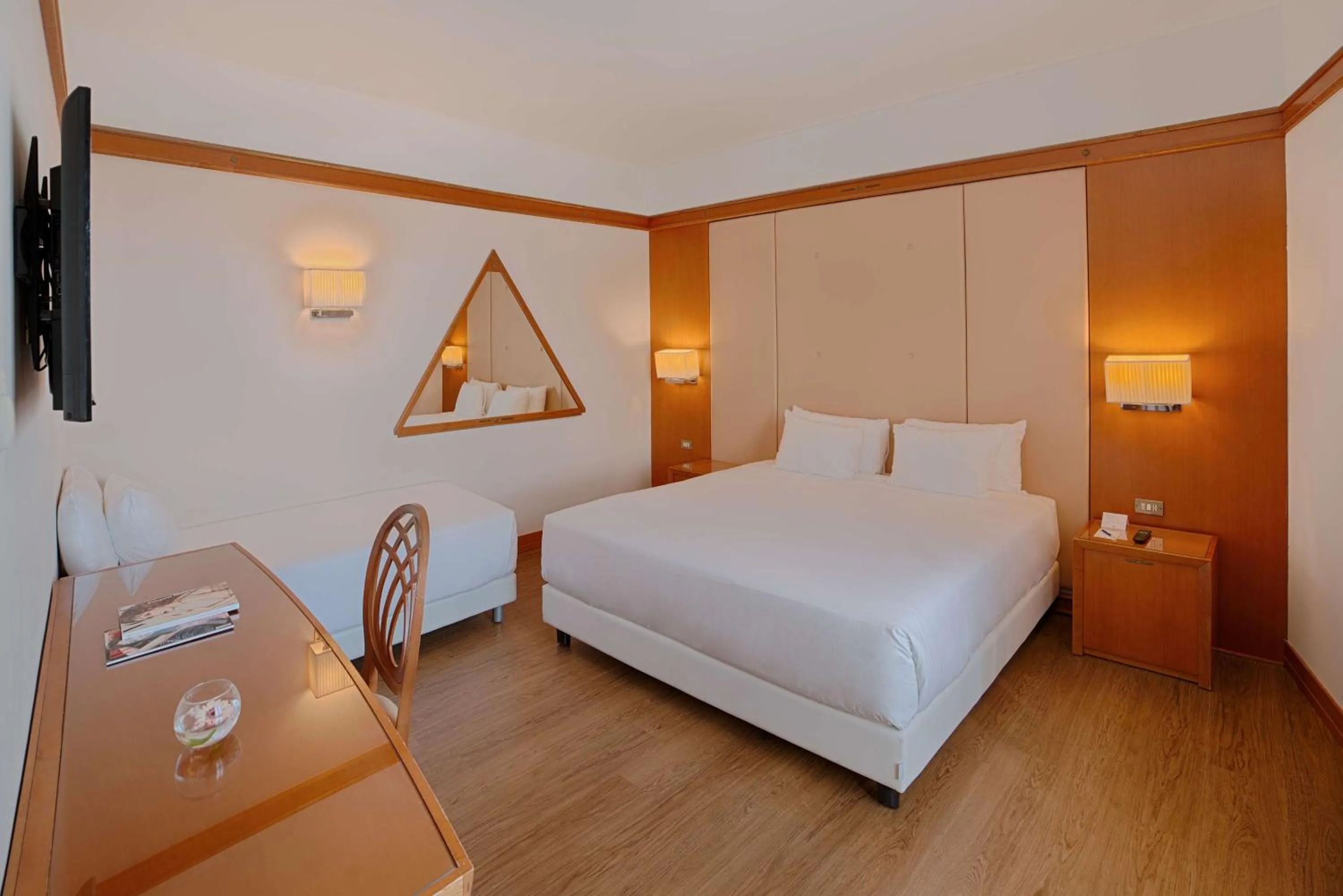 Photo of the whole room, Bed in NH Pisa