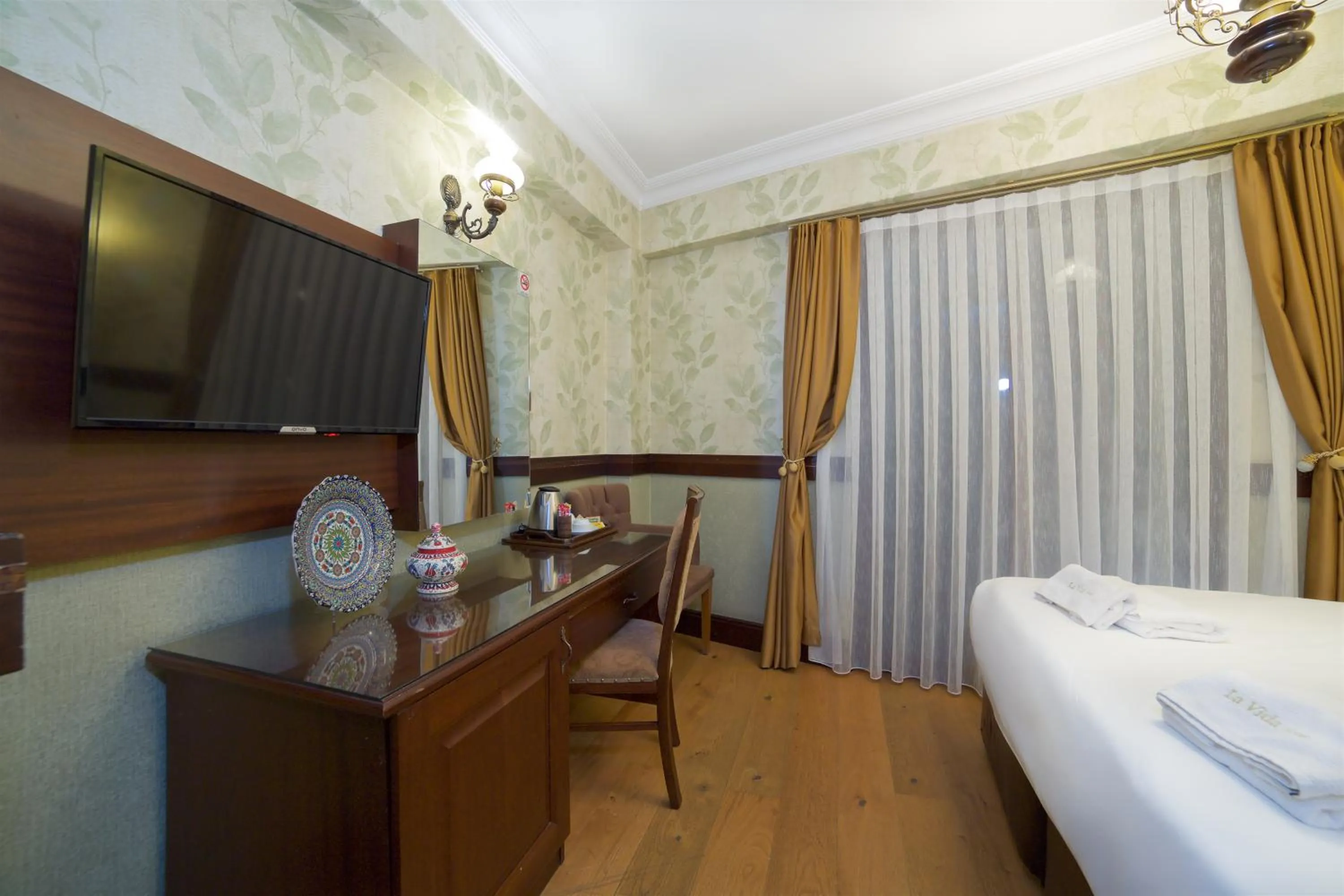 Bed in La Vida Old City Hotel