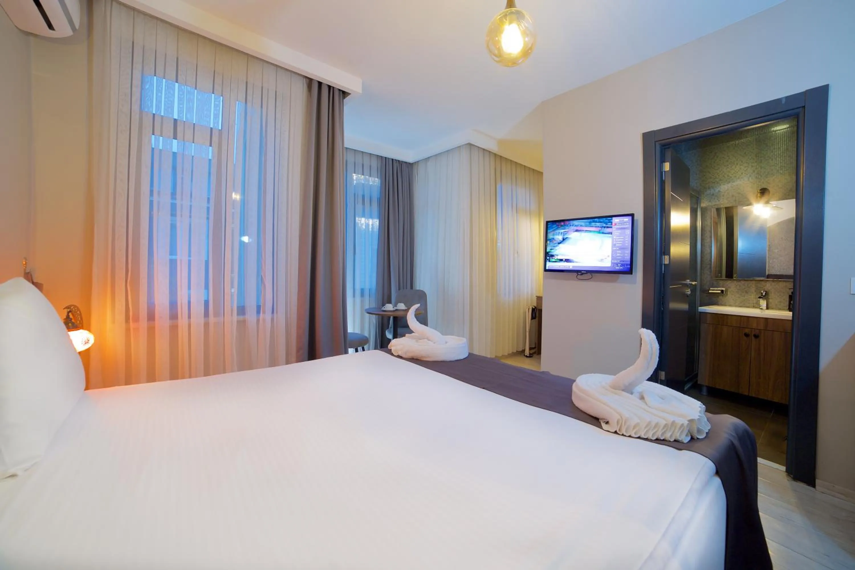 Bed in La Vida Old City Hotel