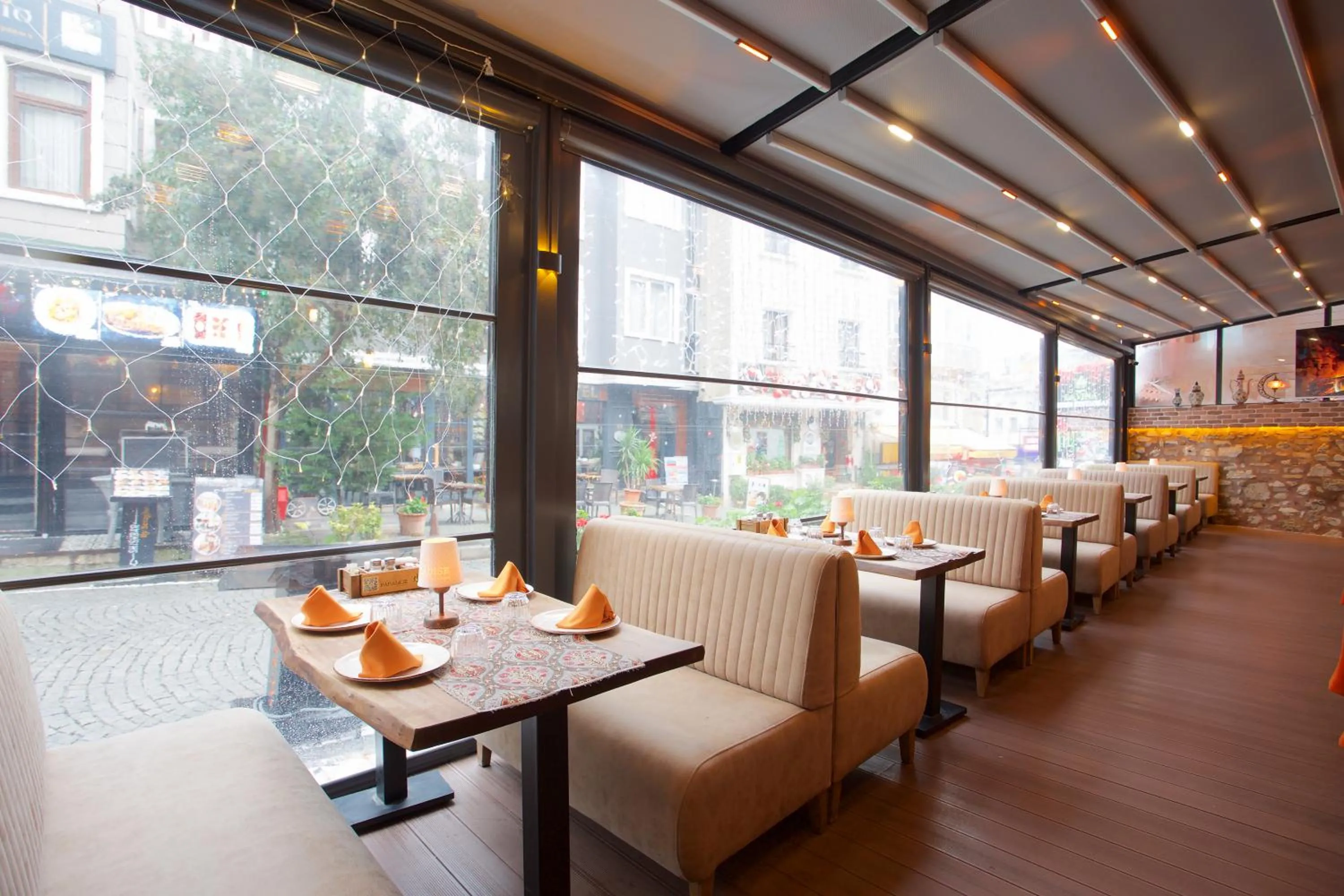 Restaurant/places to eat in La Vida Old City Hotel