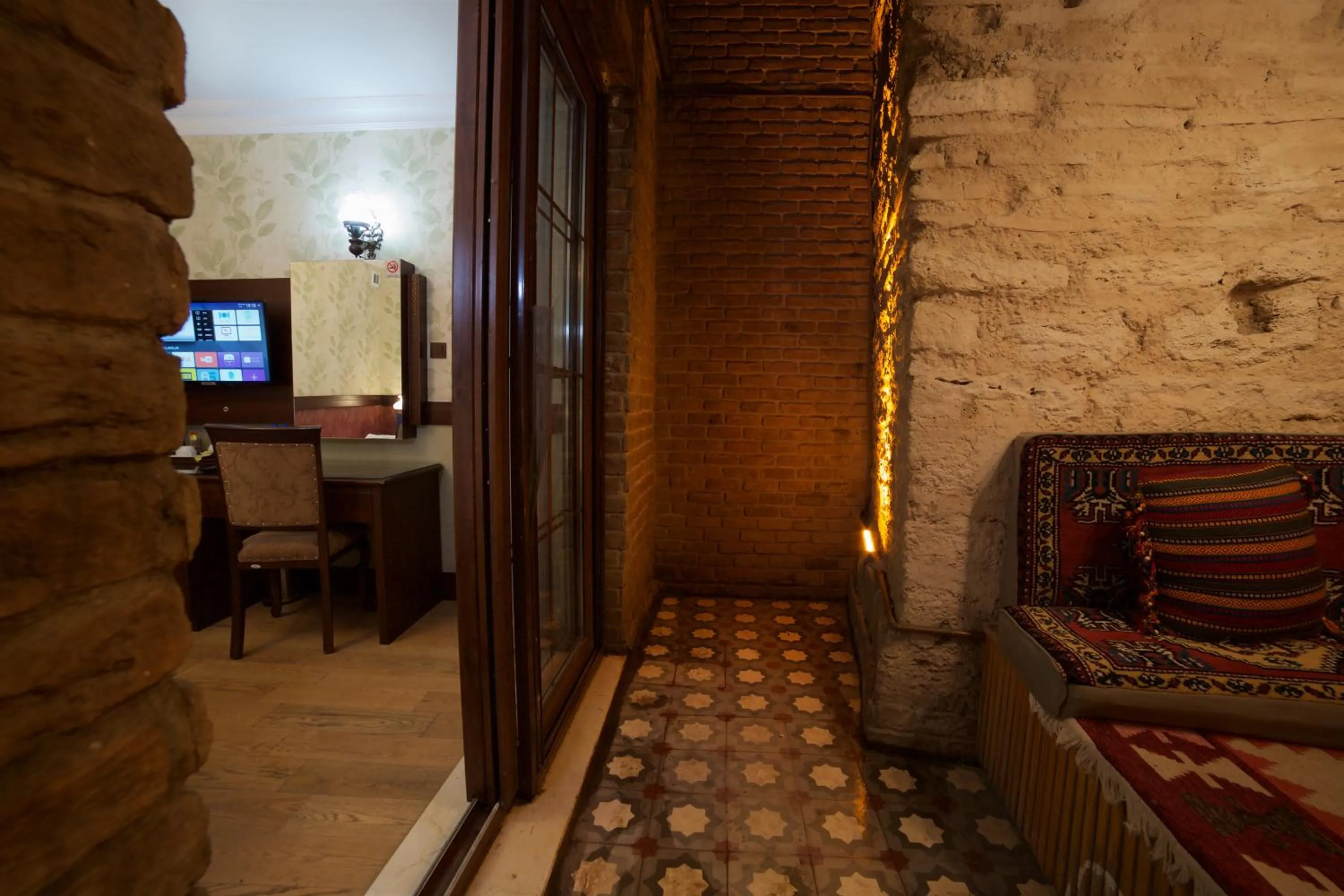 TV and multimedia in La Vida Old City Hotel