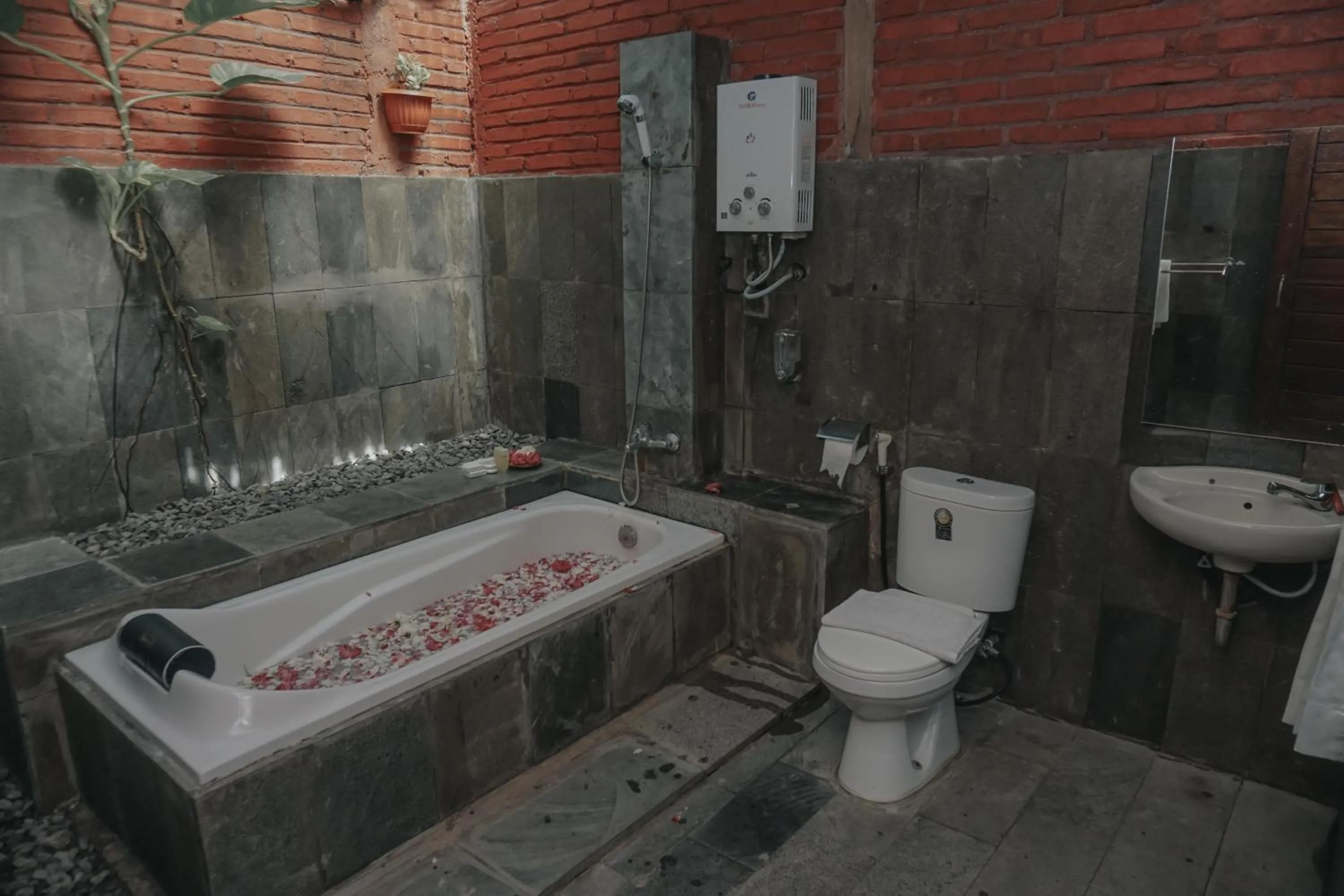 Toilet in Cempaka Borobudur Guest House