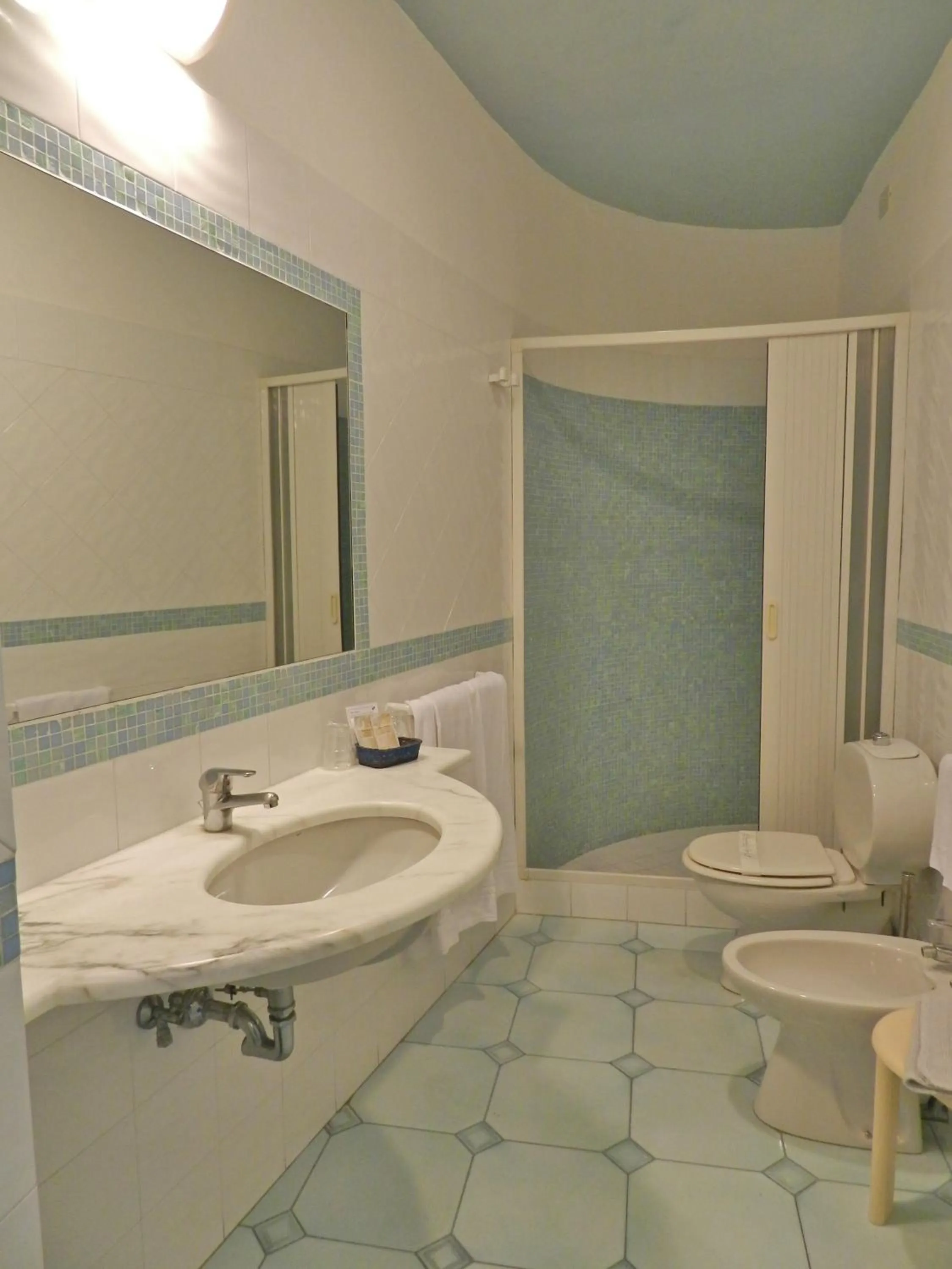 Bathroom in Hotel Holiday