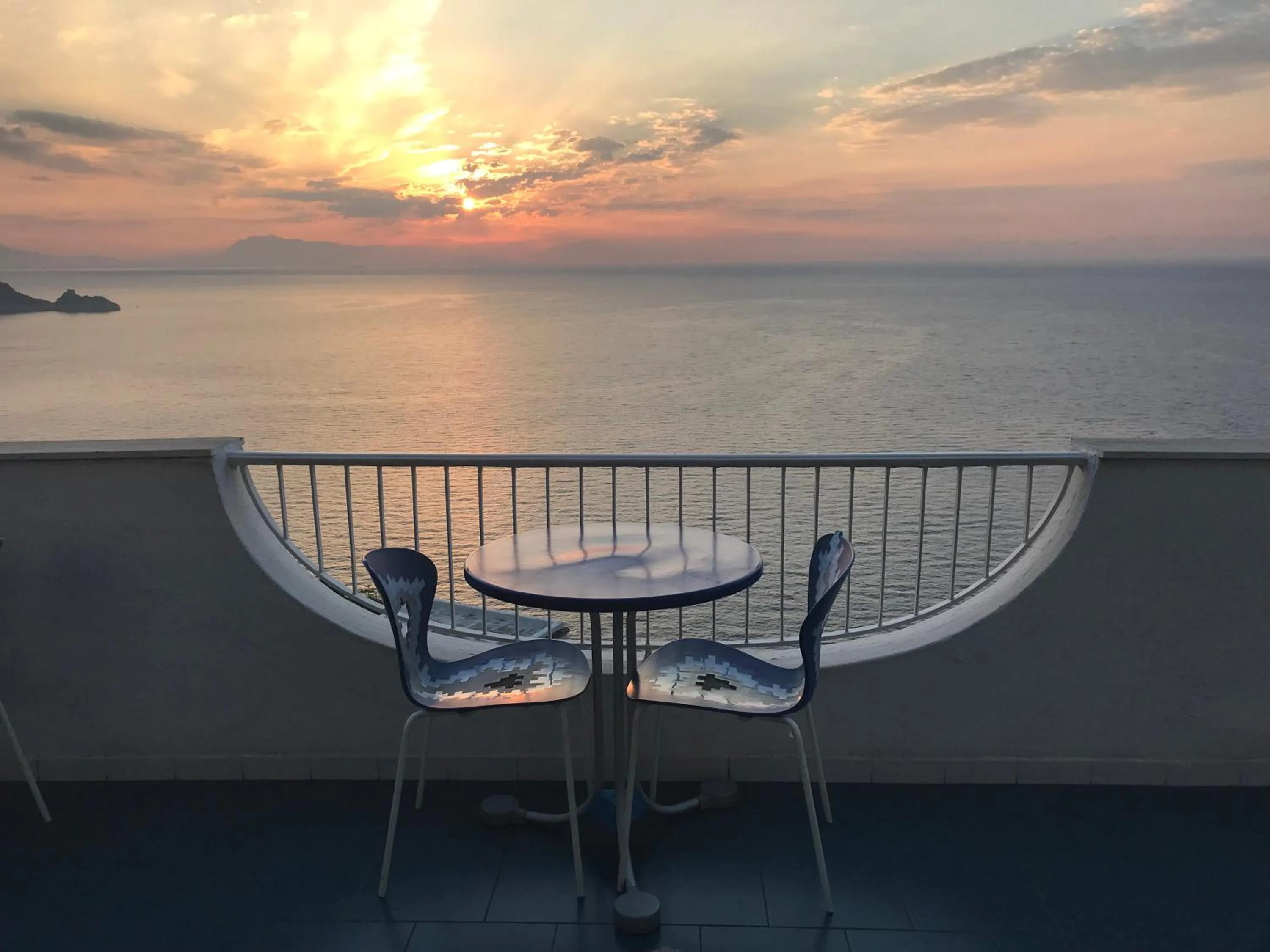 Restaurant/places to eat in Hotel Holiday