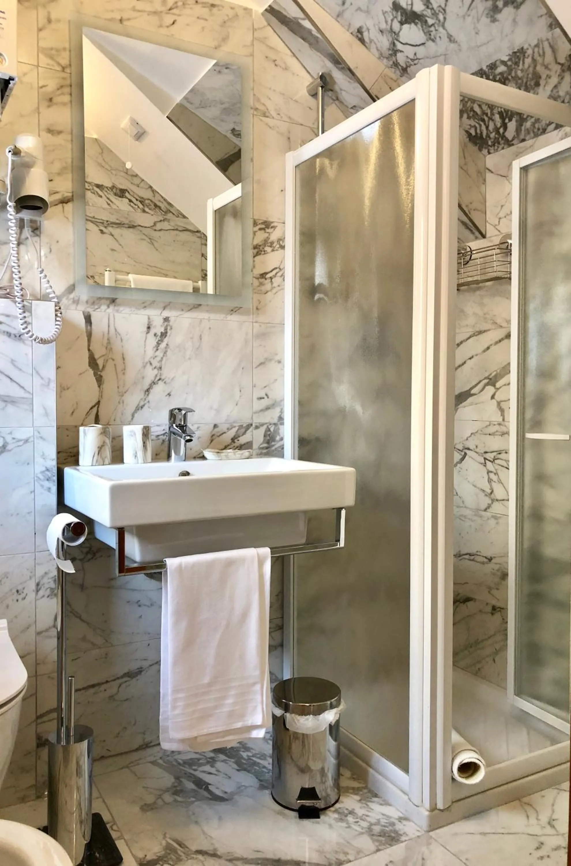 Shower in Hotel Ariel Silva