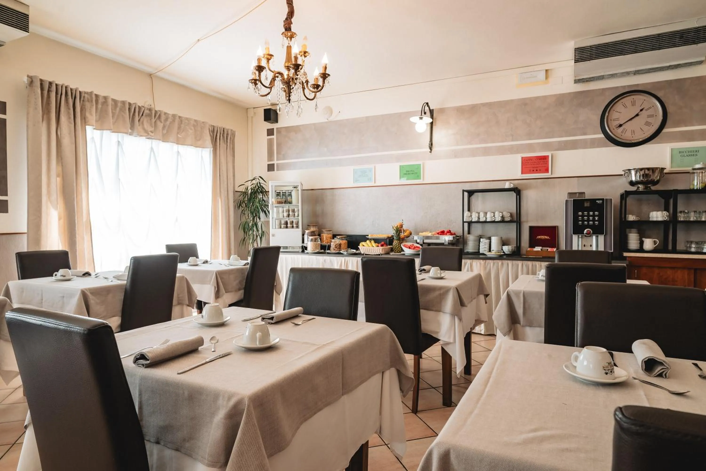 Restaurant/places to eat in Hotel Carignano