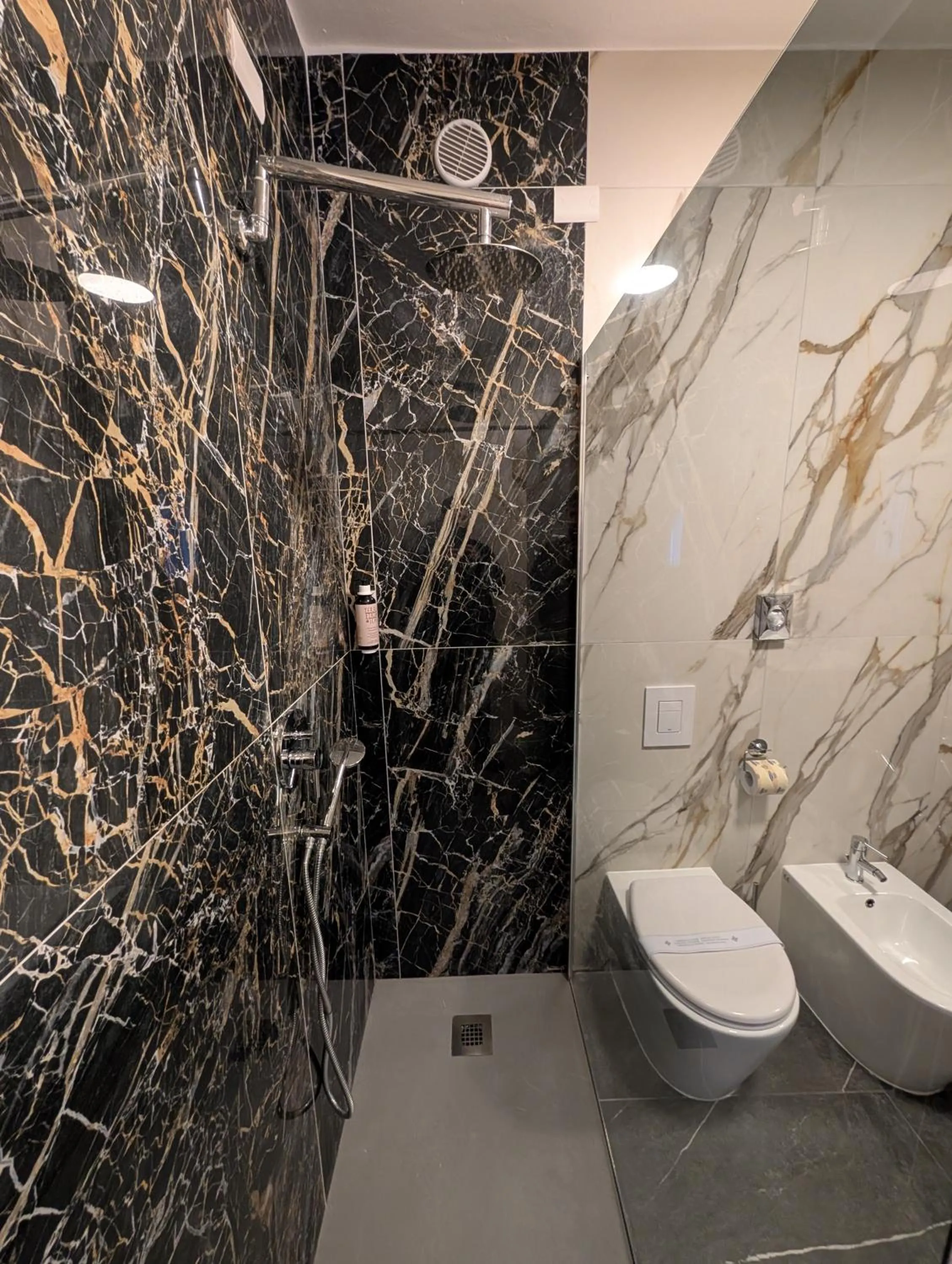 Bathroom in Hotel Carignano