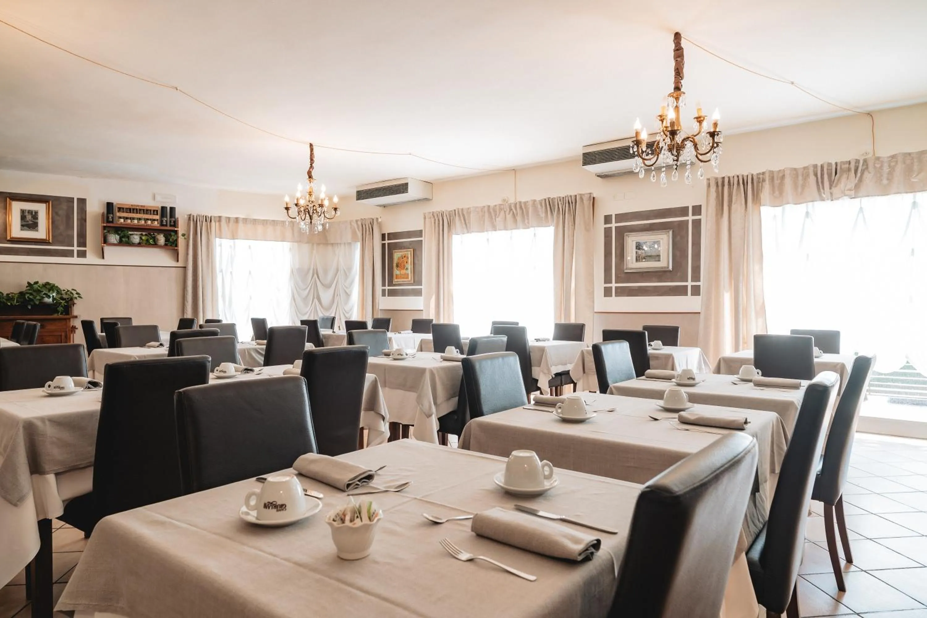 Restaurant/places to eat in Hotel Carignano