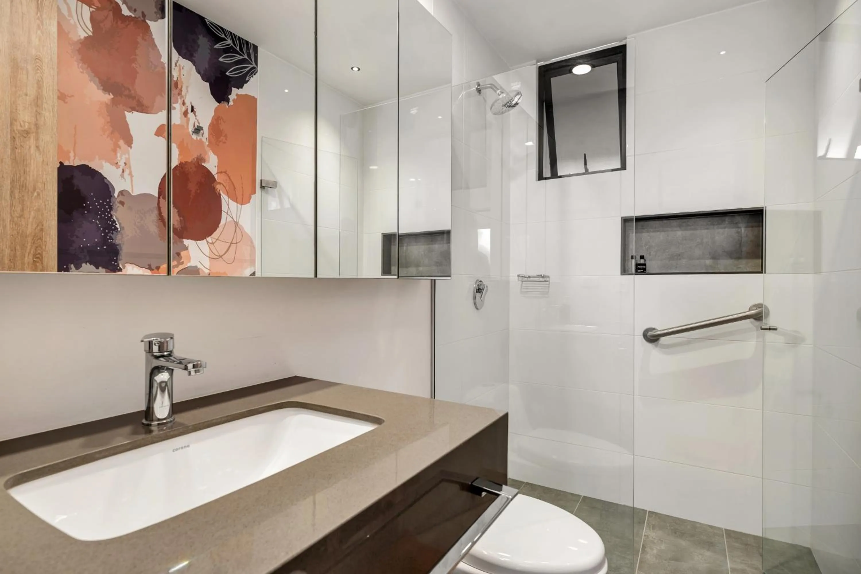 Shower in Apartamentos Go Living & Suites by HOUSY HOST