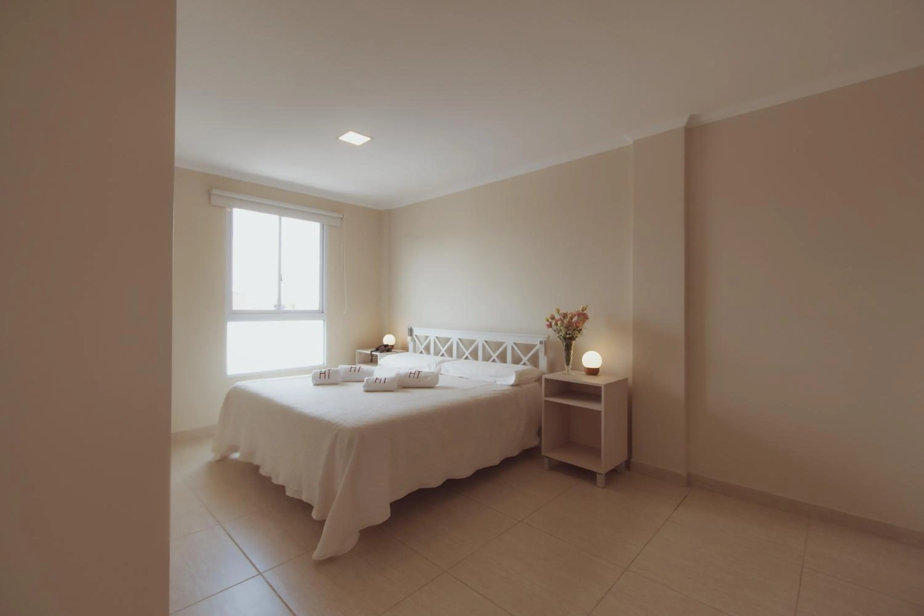 Photo of the whole room, Bed in Hotel Tonight