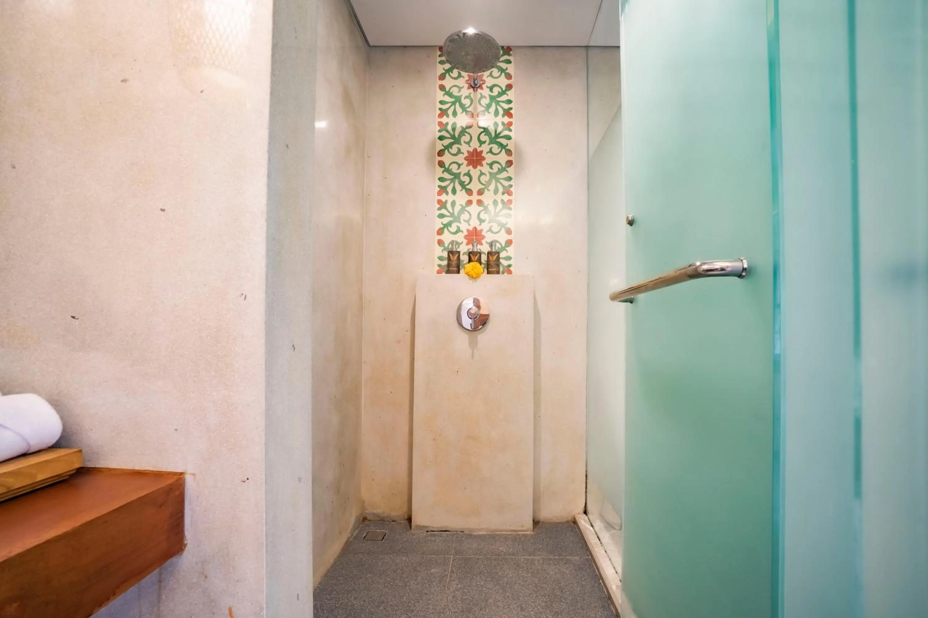 Bathroom in Uma Shanti Villa by Mahaputra