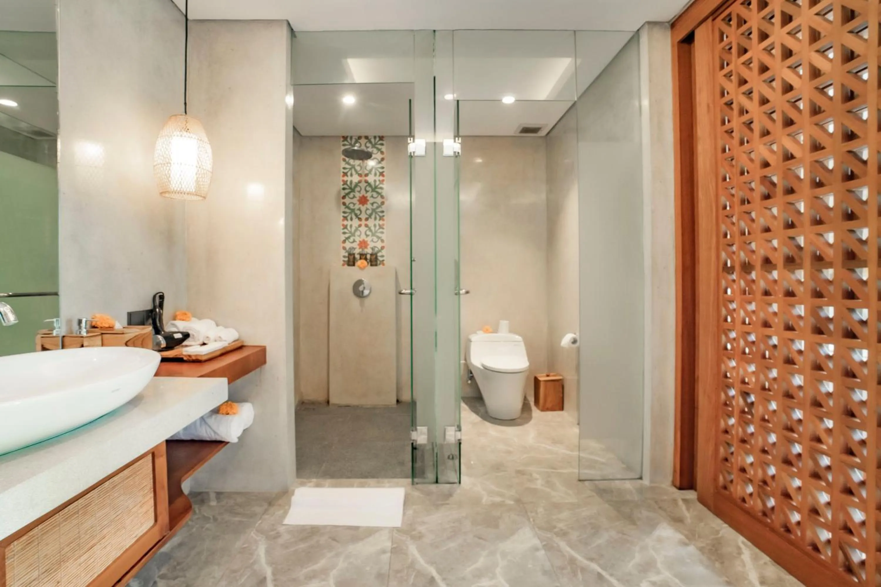 Bathroom in Uma Shanti Villa by Mahaputra