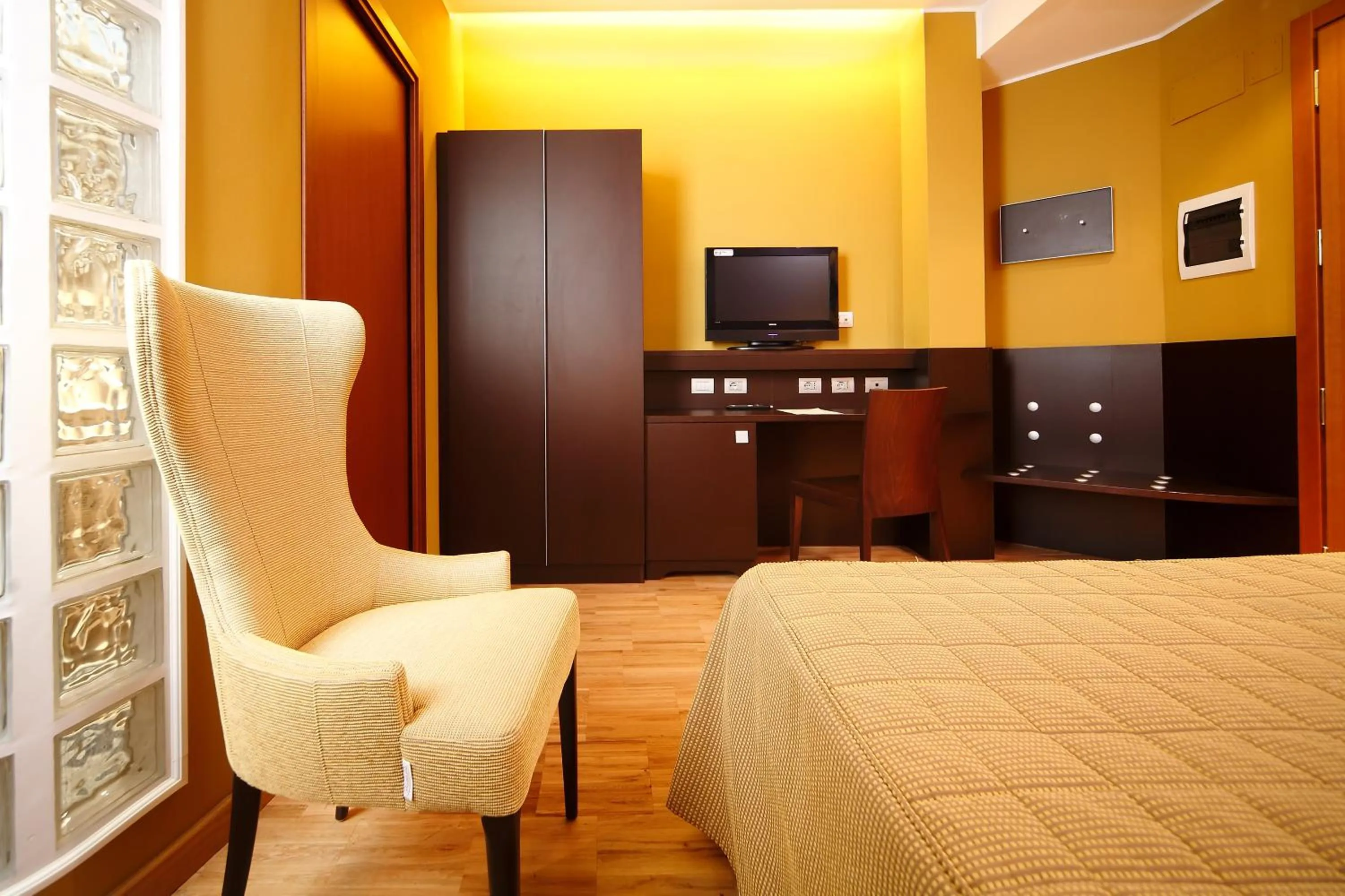 Photo of the whole room, Bed in Hotel Terminal