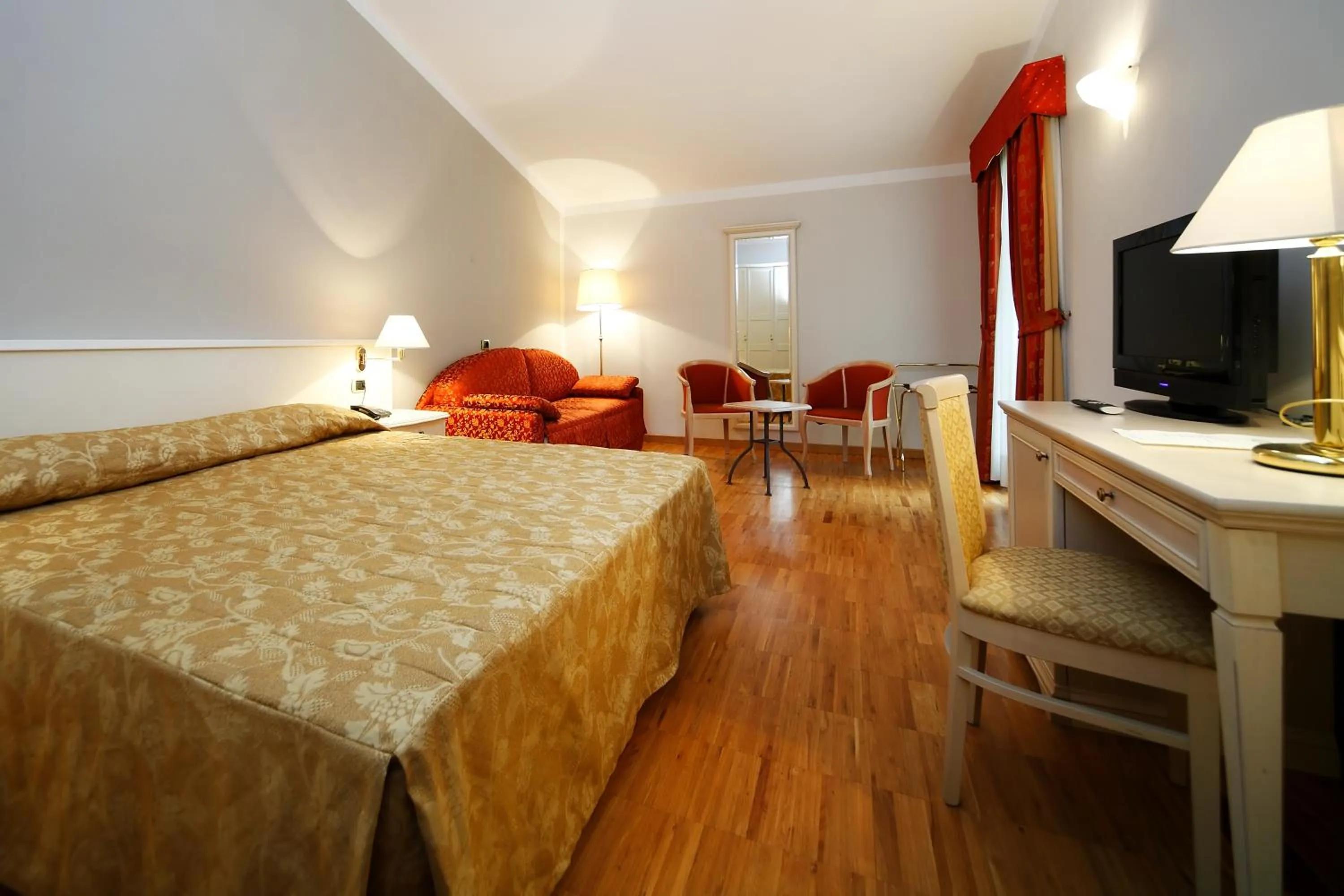 Photo of the whole room, Bed in Hotel Terminal