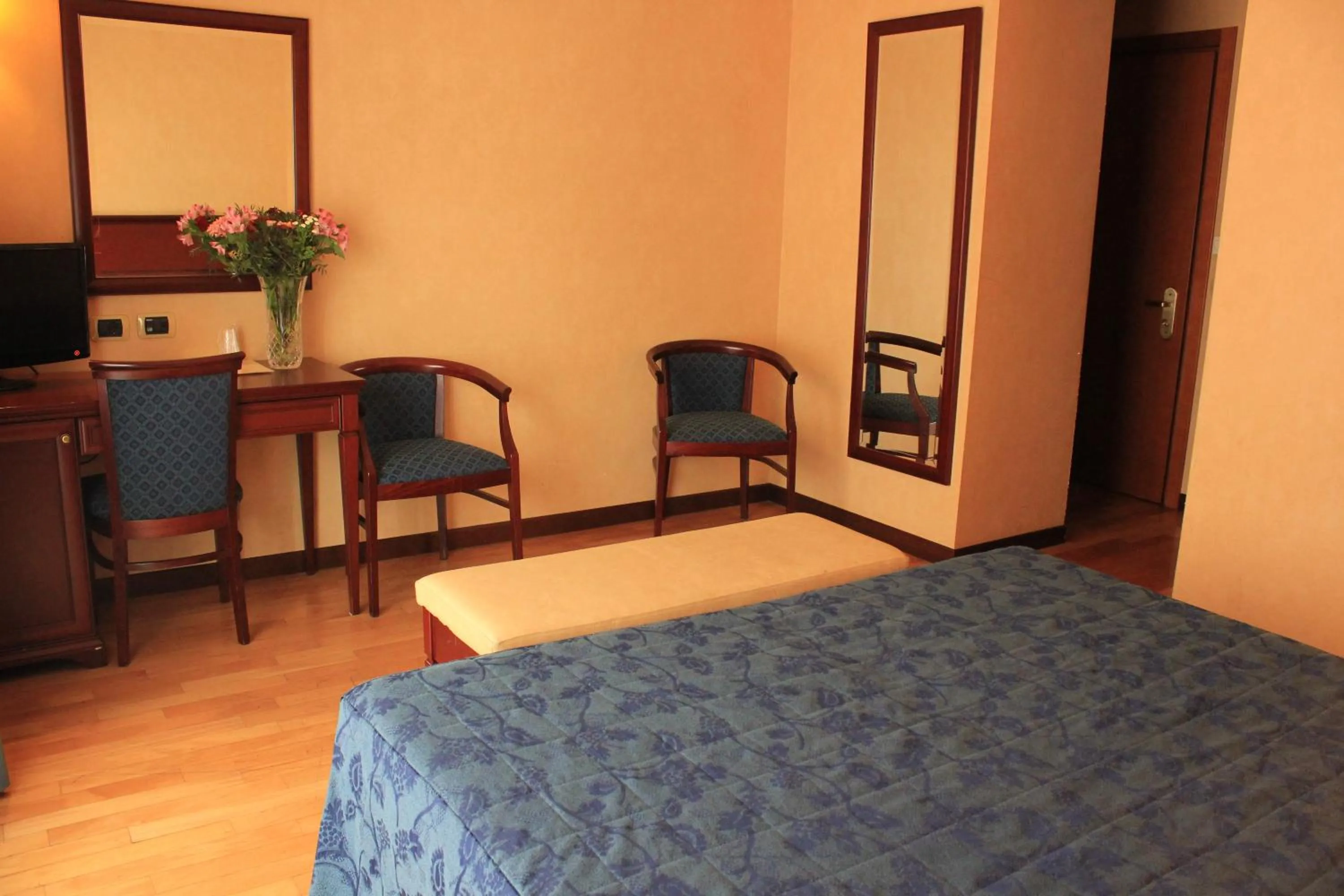 Photo of the whole room, Bed in Hotel Terminal