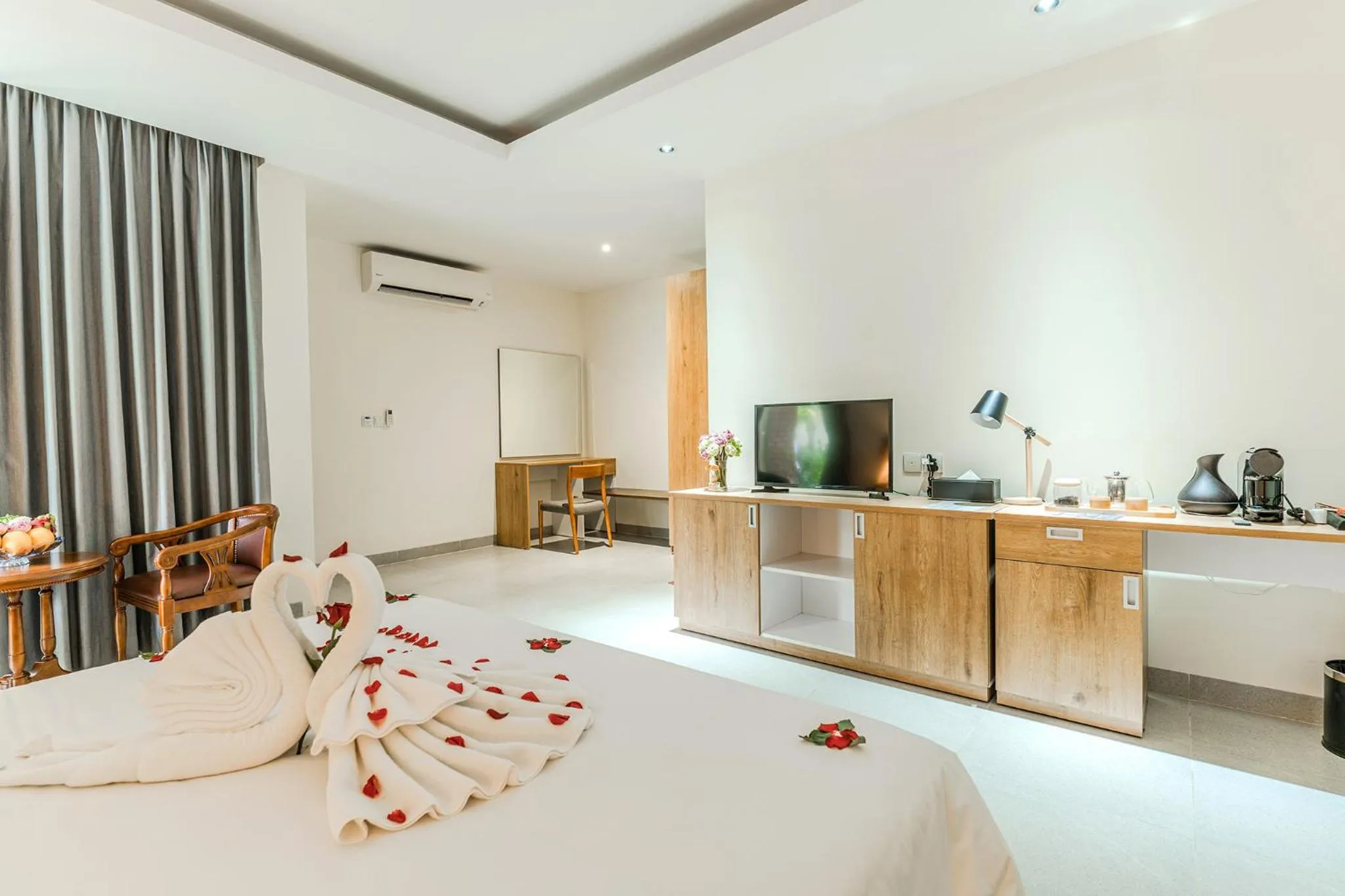 Bedroom, Bed in Sea Breeze Hotel & Villa