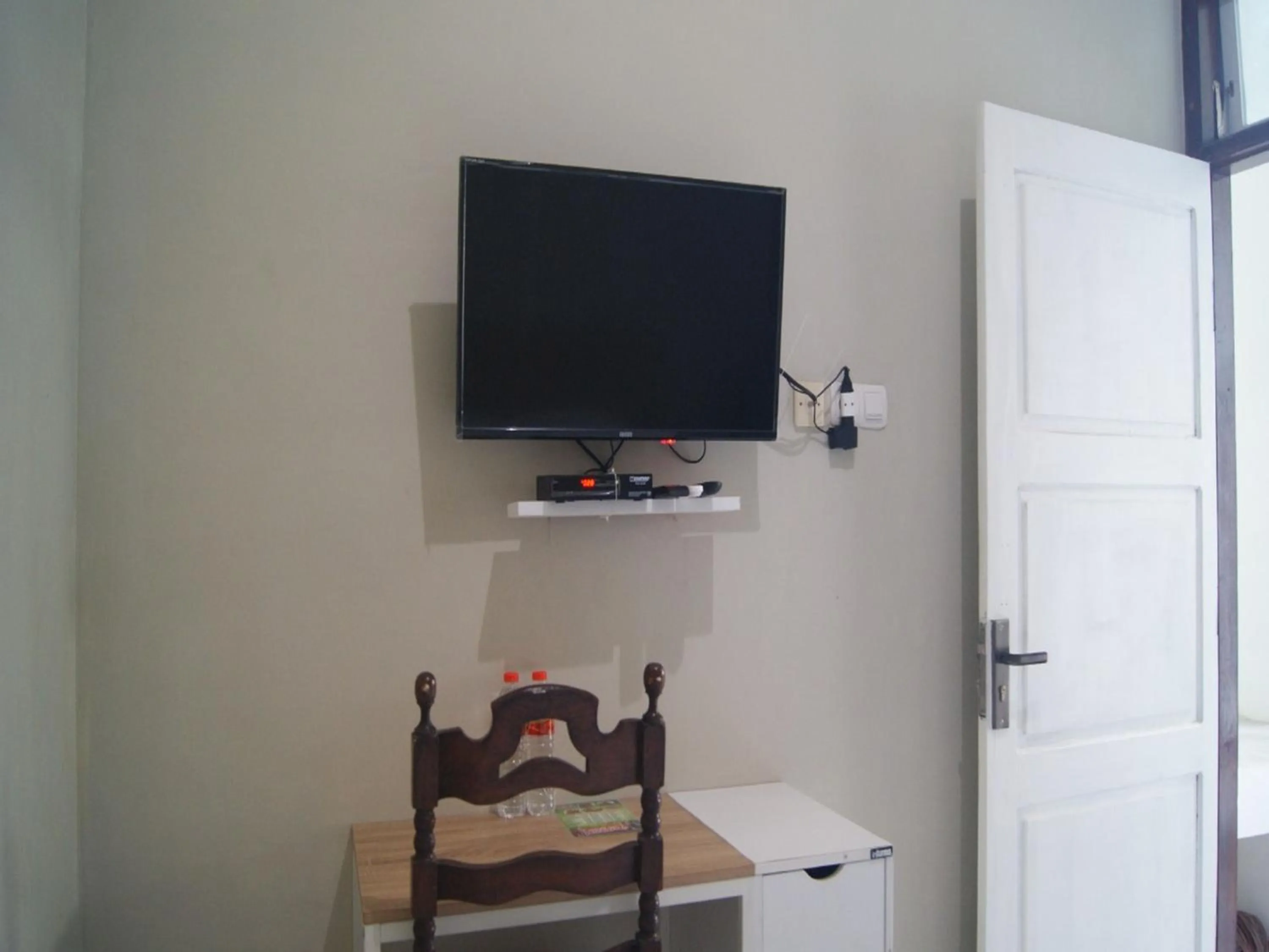 TV and multimedia in Jazz Room Kampung Inggris Syariah