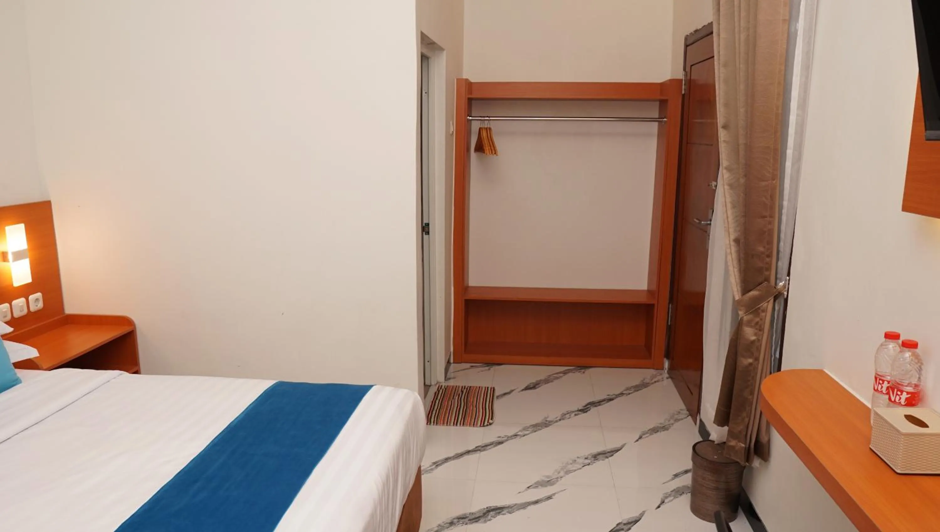 Bed in Jazz Room Kampung Inggris Syariah