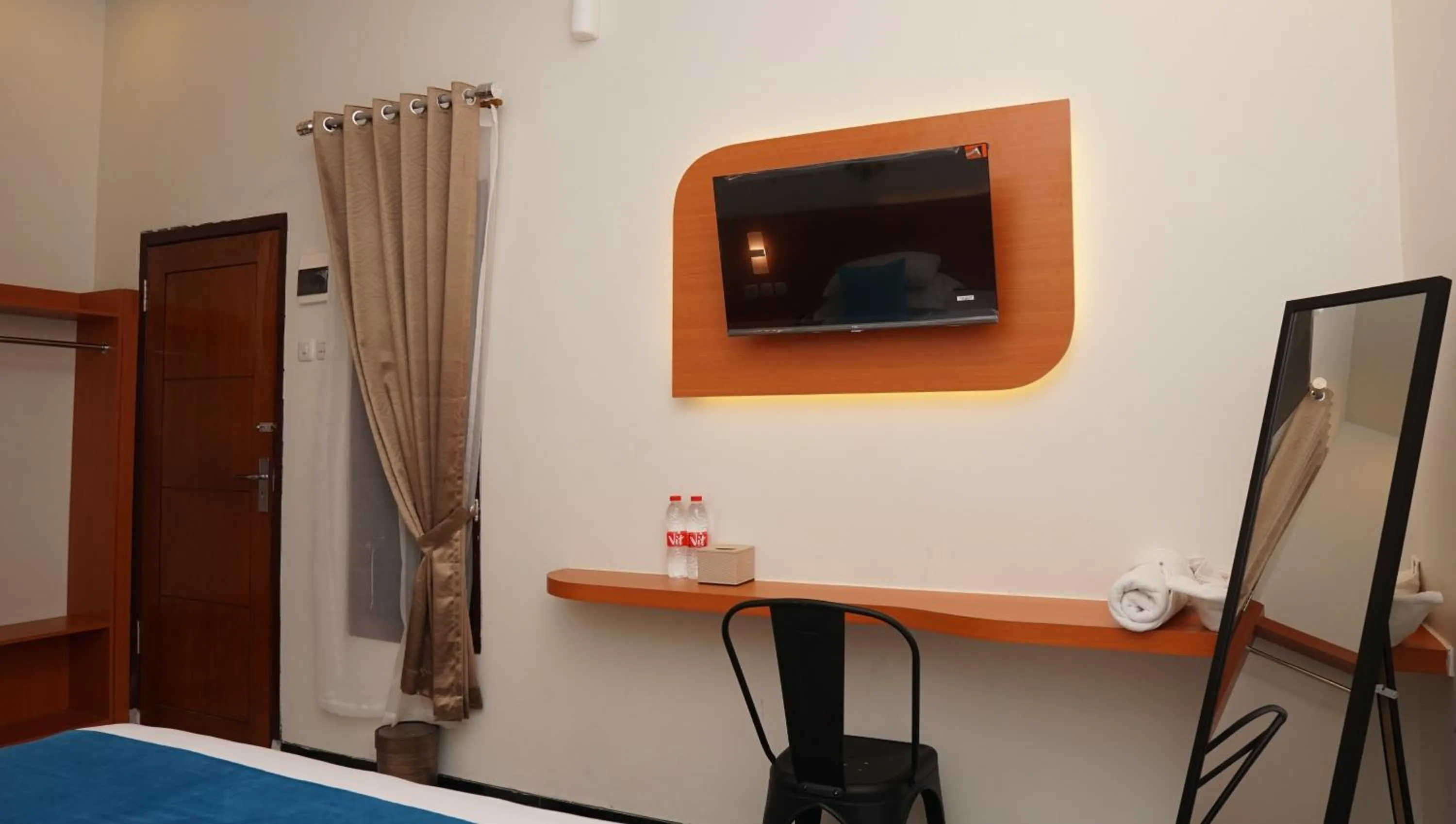 TV and multimedia, Bed in Jazz Room Kampung Inggris Syariah