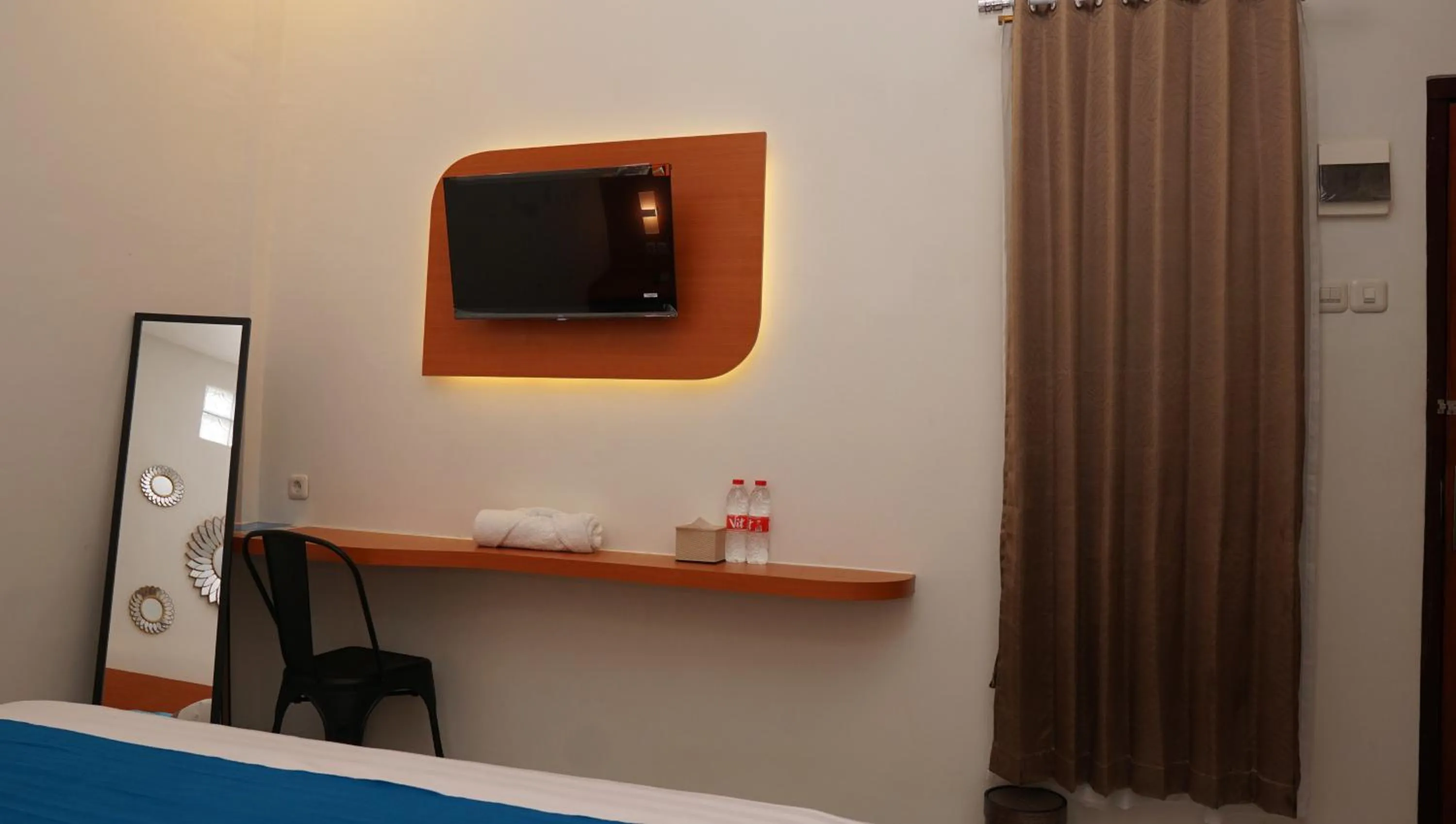 TV and multimedia in Jazz Room Kampung Inggris Syariah