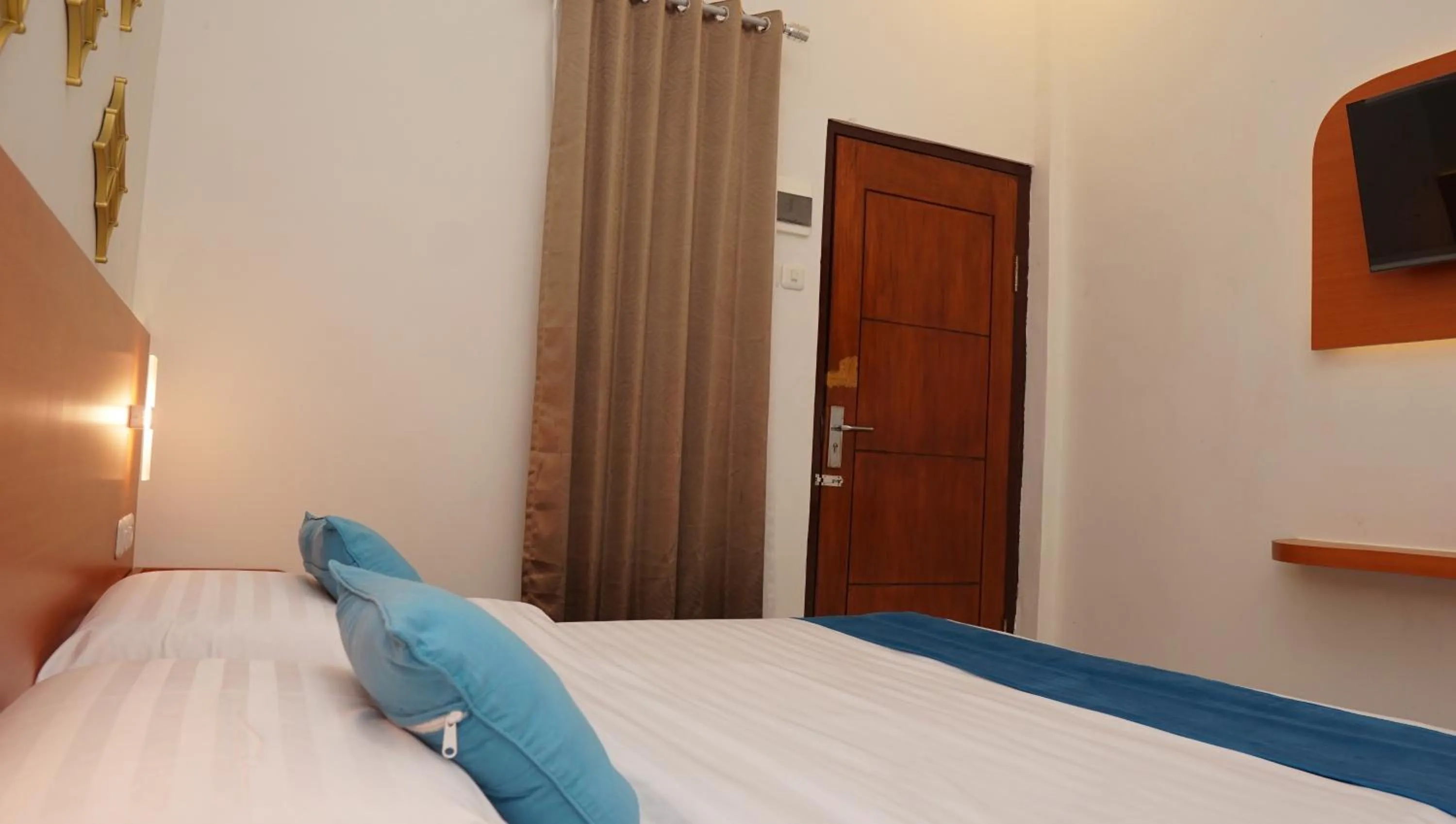 Photo of the whole room, Bed in Jazz Room Kampung Inggris Syariah