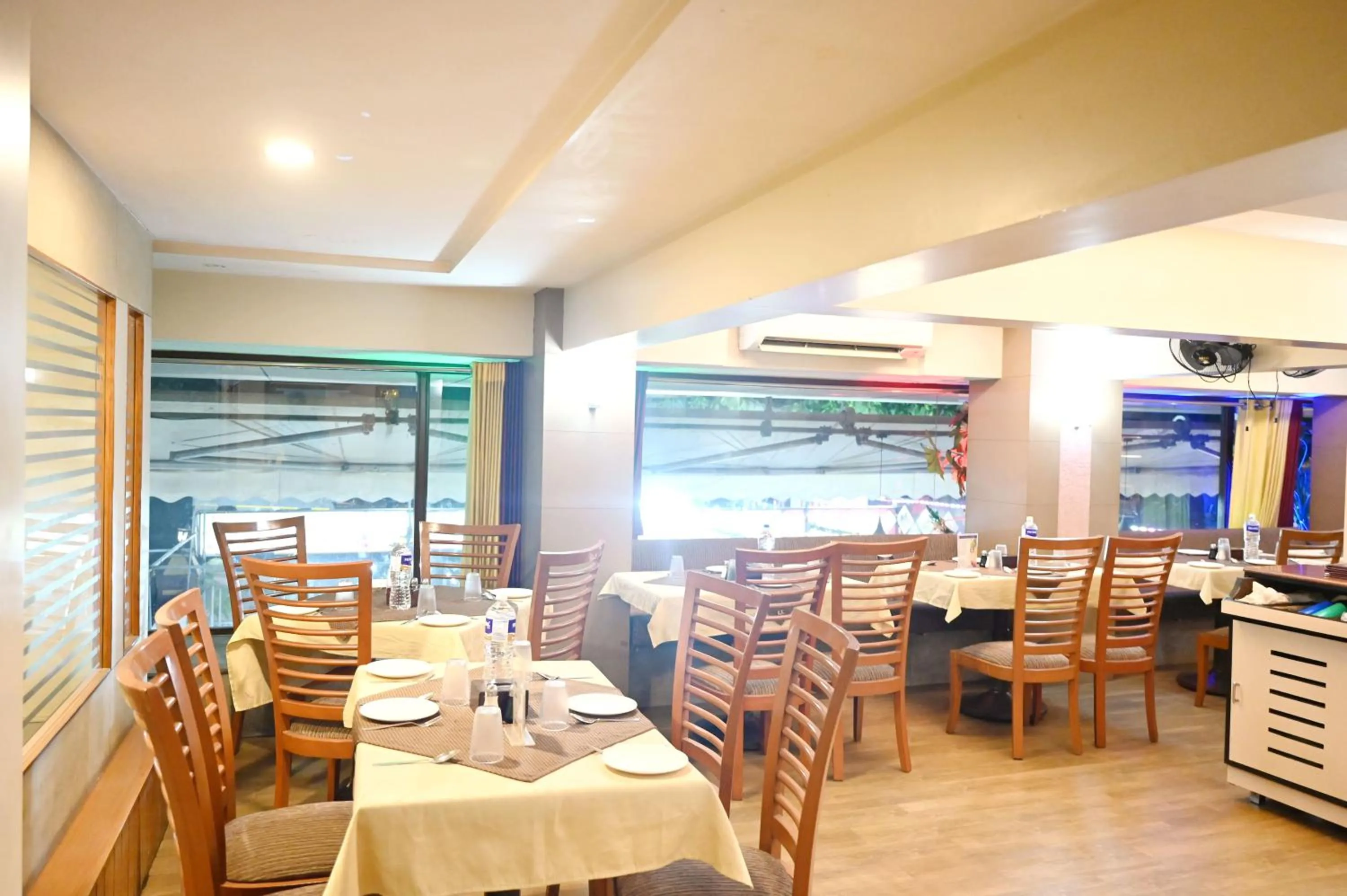 Restaurant/places to eat in Hotel Sagar