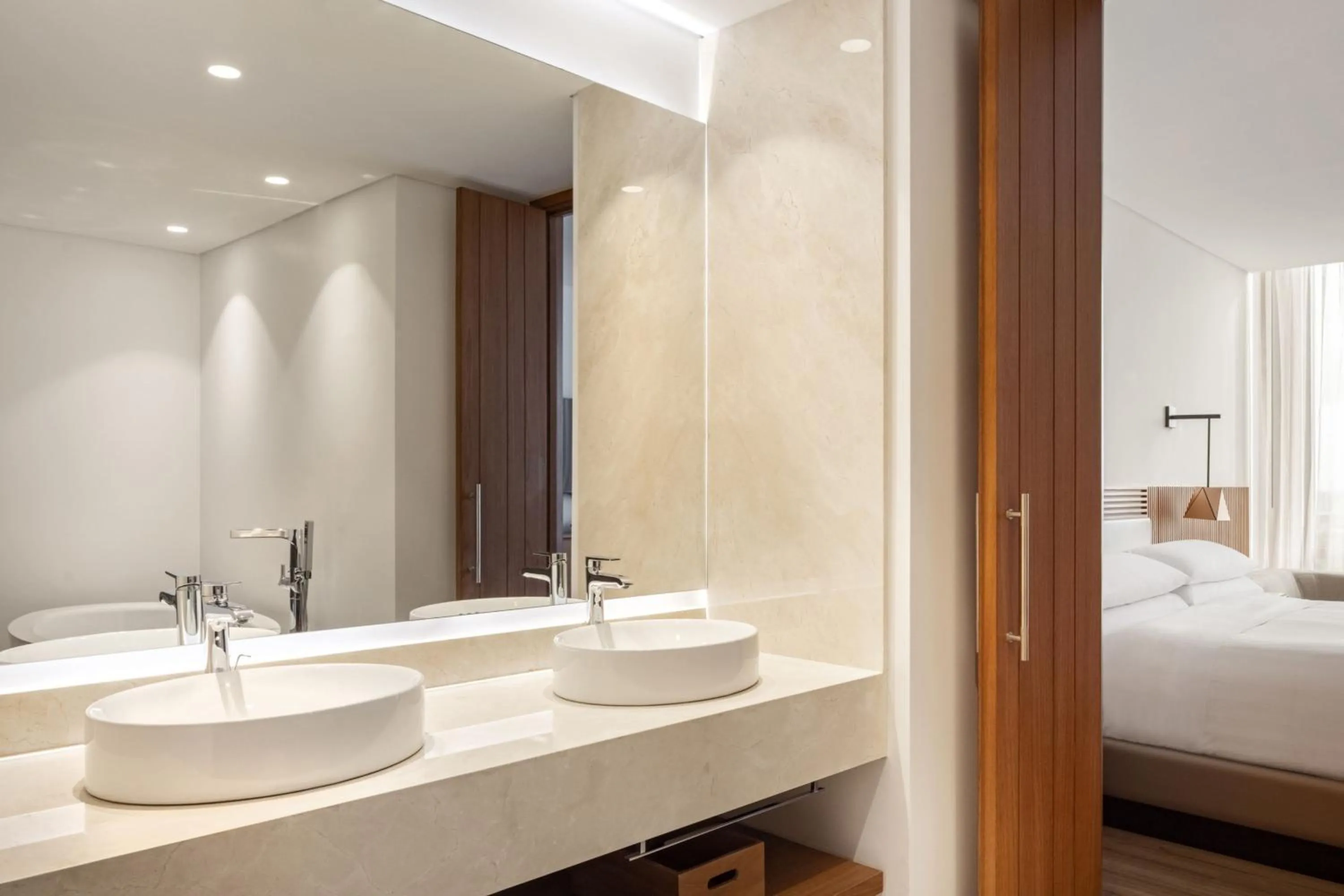 Bathroom, Bed in Barranquilla Marriott Hotel