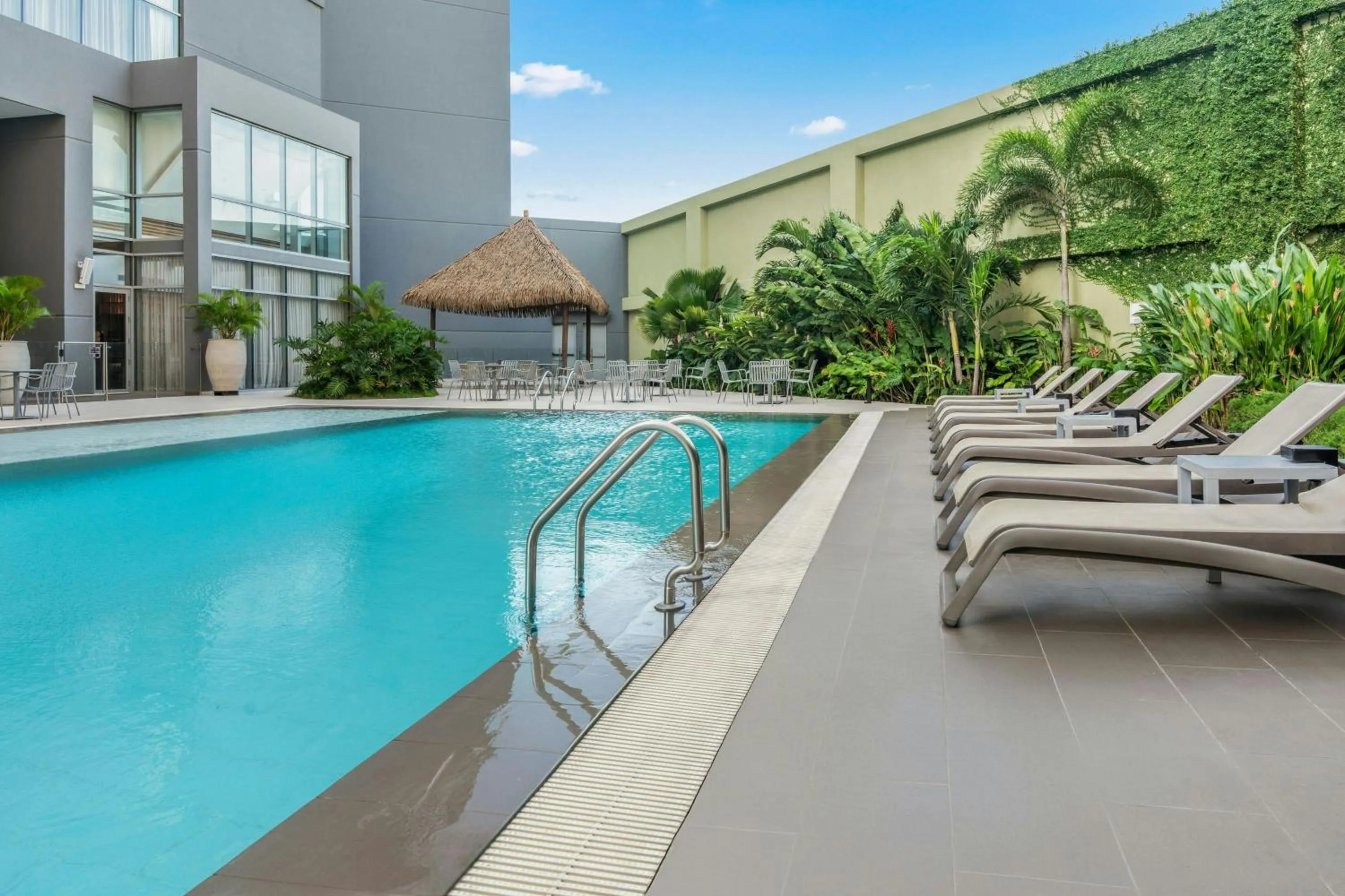Swimming pool in Barranquilla Marriott Hotel