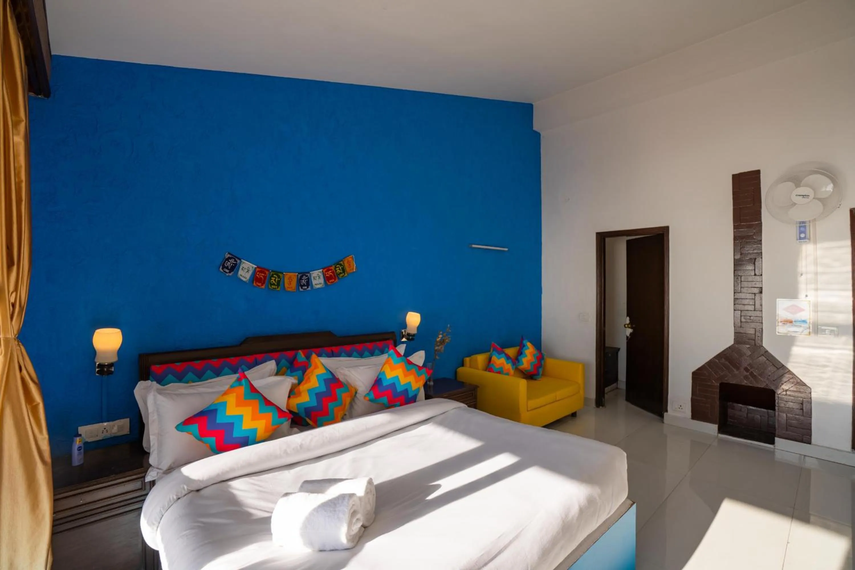 Bedroom, Bed in goSTOPS Mussoorie, Picture Palace