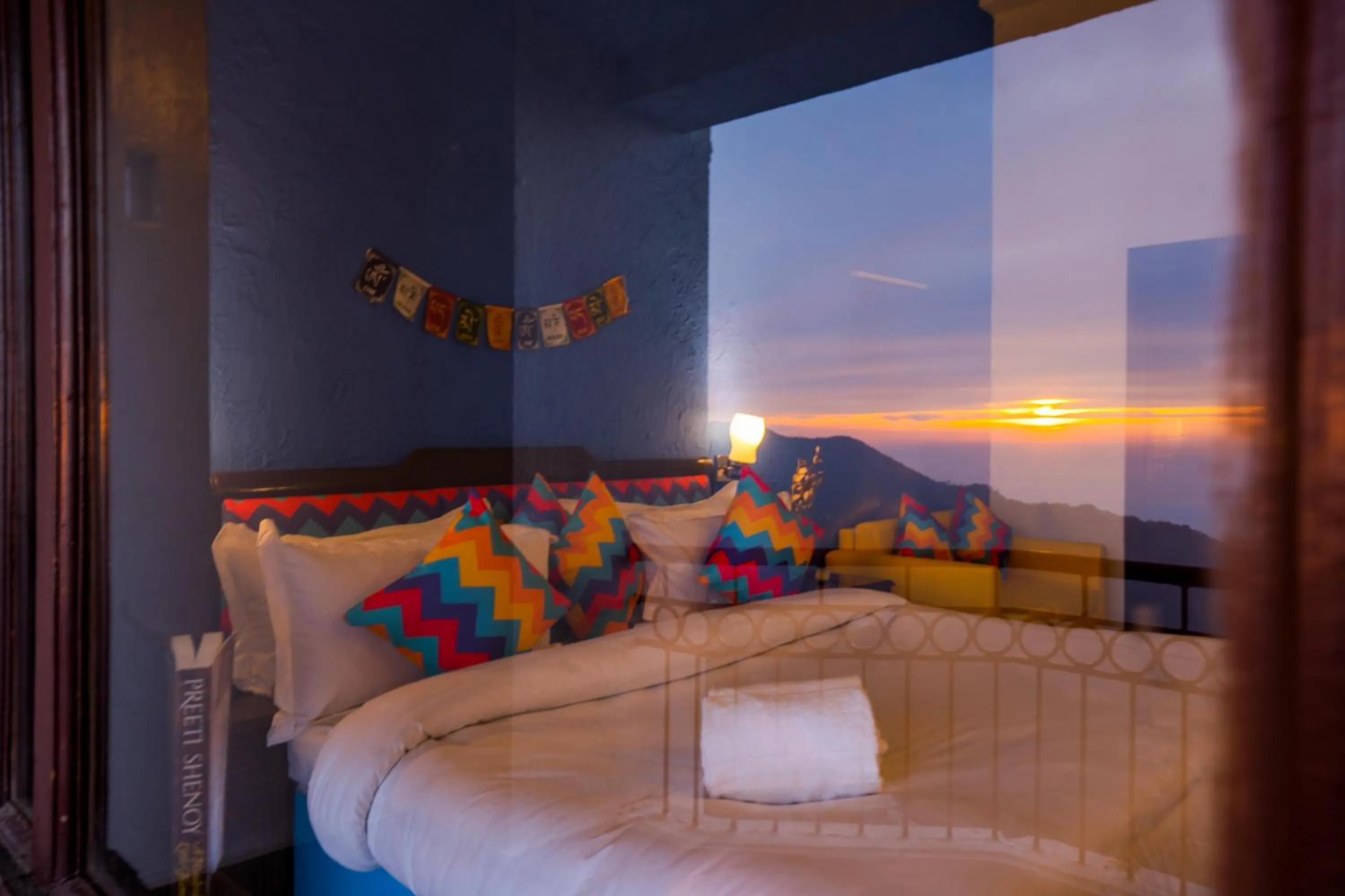 Bedroom, Bed in goSTOPS Mussoorie, Picture Palace