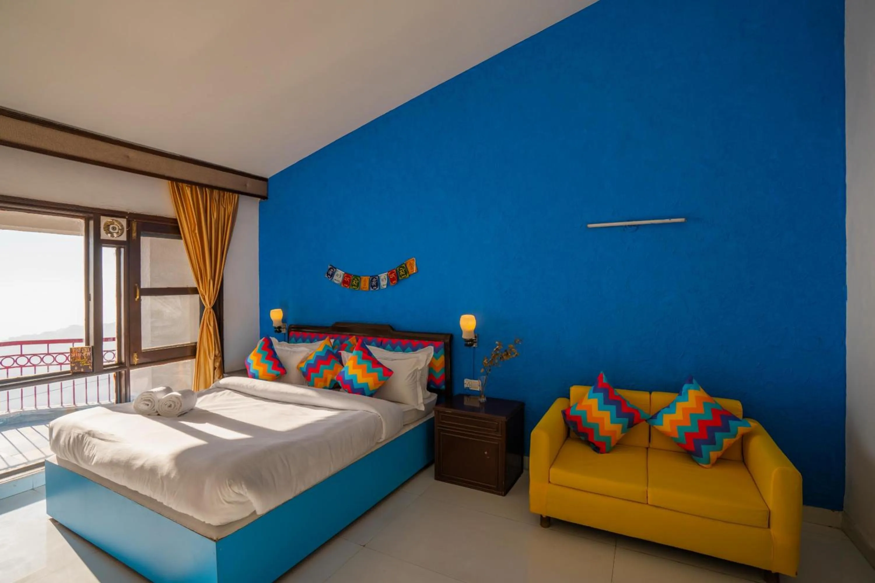 Bedroom, Bed in goSTOPS Mussoorie, Picture Palace